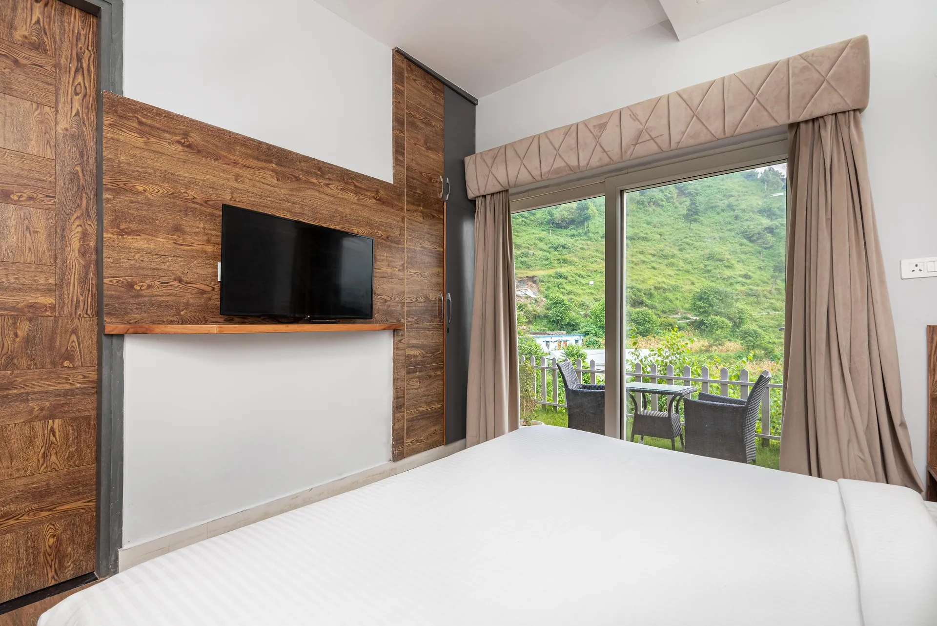 SL Manor Resort by Lawrence Hotels Room