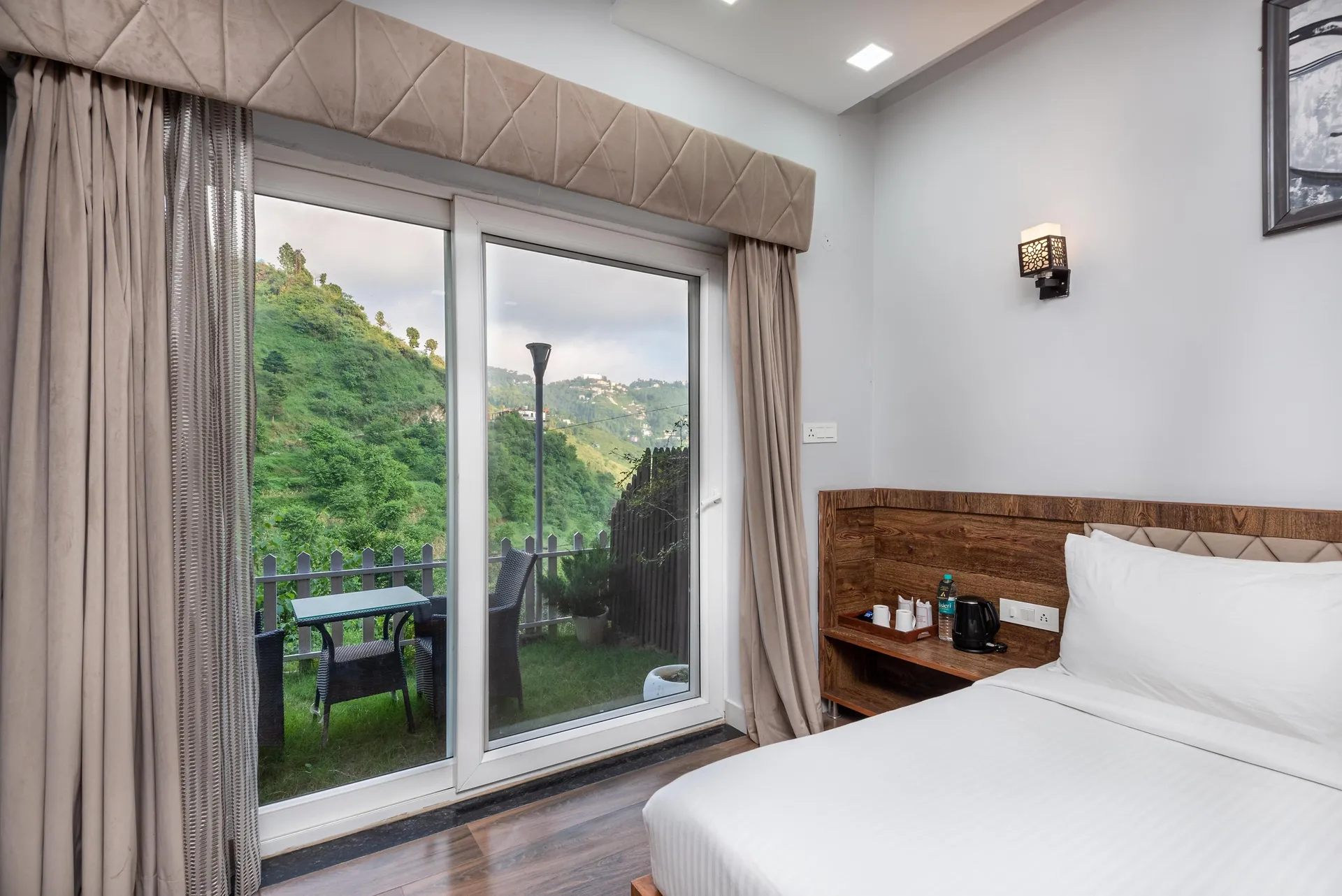 SL Manor Resort by Lawrence Hotels Room