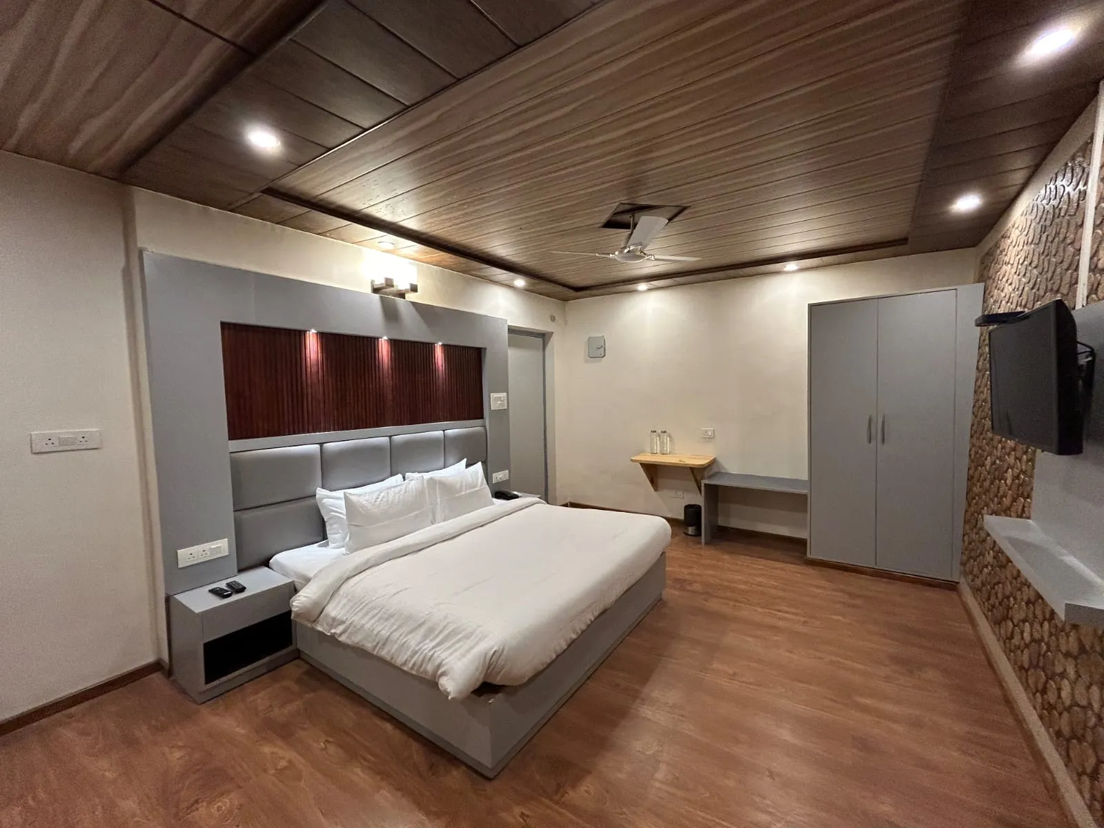 Aamod Feather Touch Room