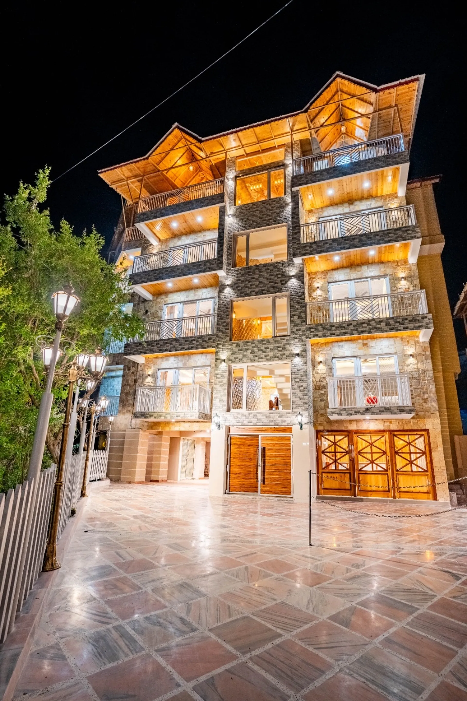 Golden Oak by The Lake Hill Facade