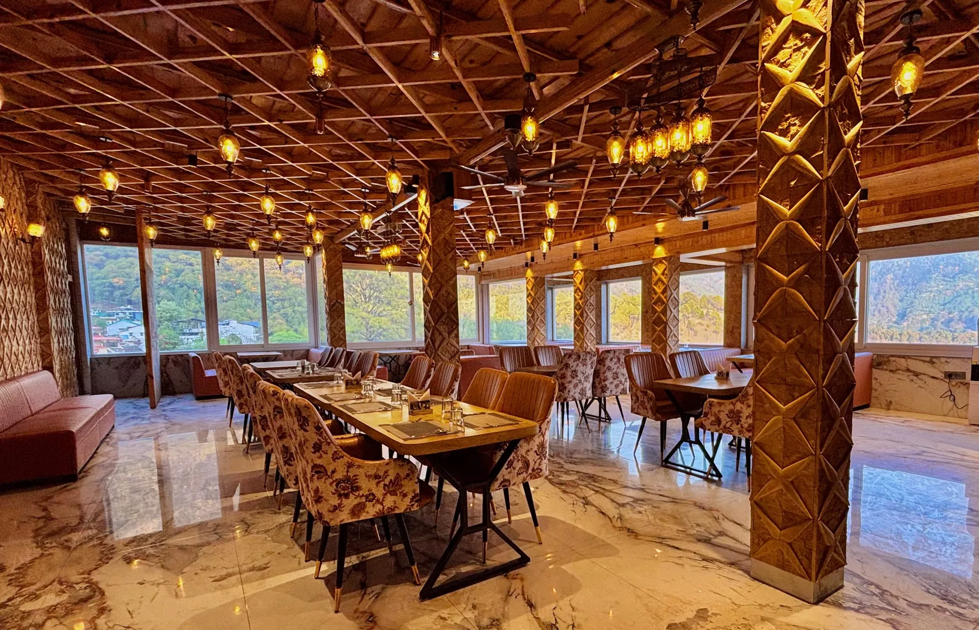 Golden Oak by The Lake Hill Restaurant