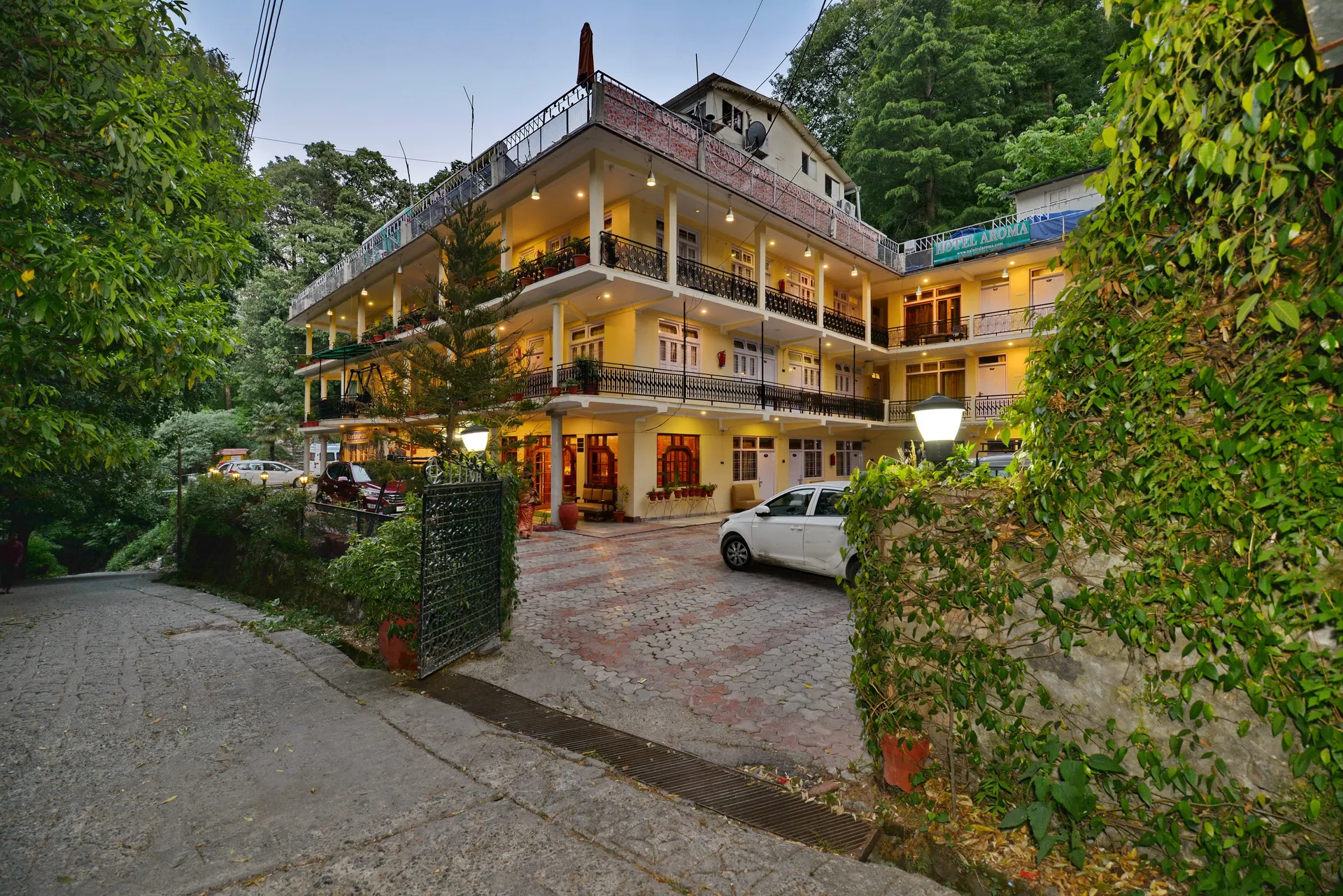 Hotel Aroma Nainital ( In house parking) Facade