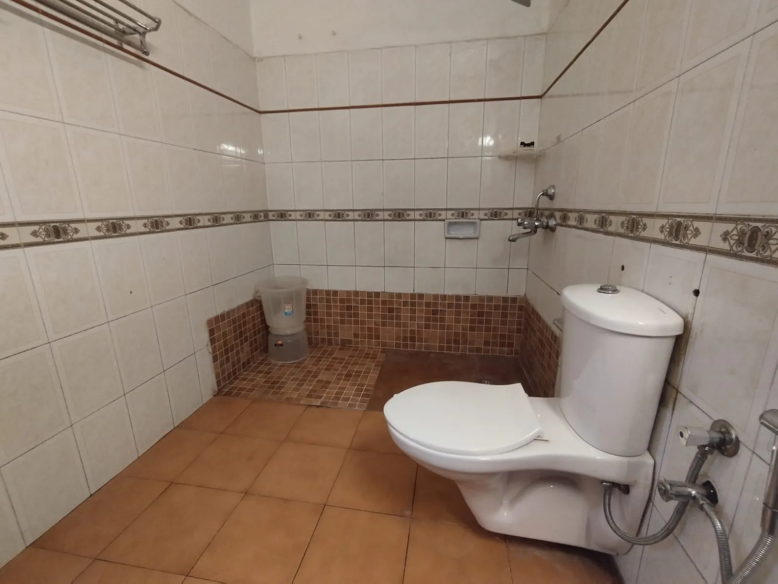 Hotel Aroma Nainital ( In house parking) Washroom