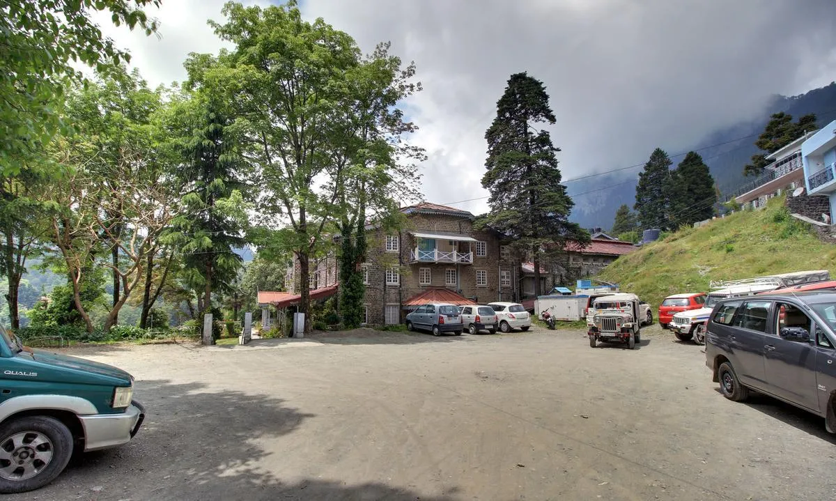 Hotel Chevron Fairhavens, Nainital Parking