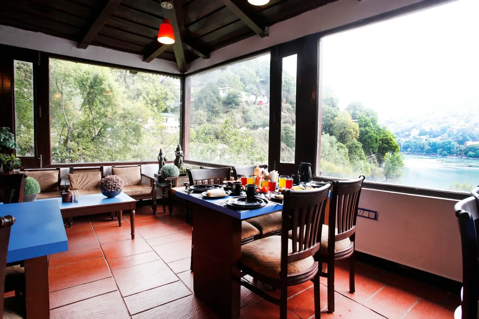 Manu Maharani Regency By Royal Collection Hotels Restaurant