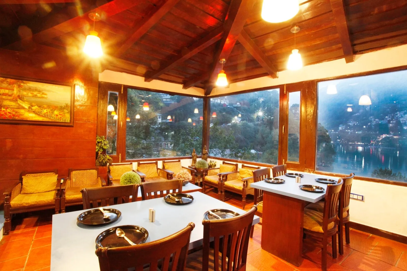 Manu Maharani Regency By Royal Collection Hotels Restaurant