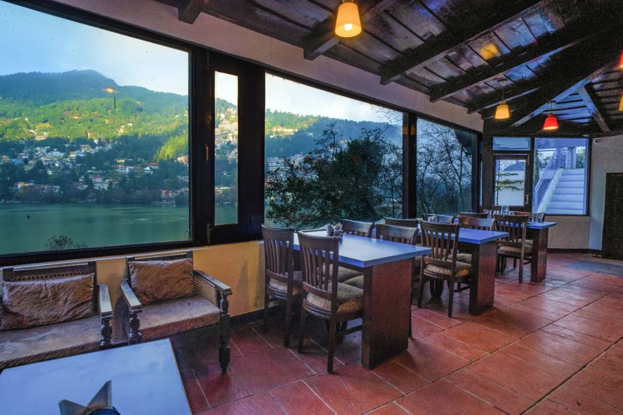 Manu Maharani Regency By Royal Collection Hotels Restaurant