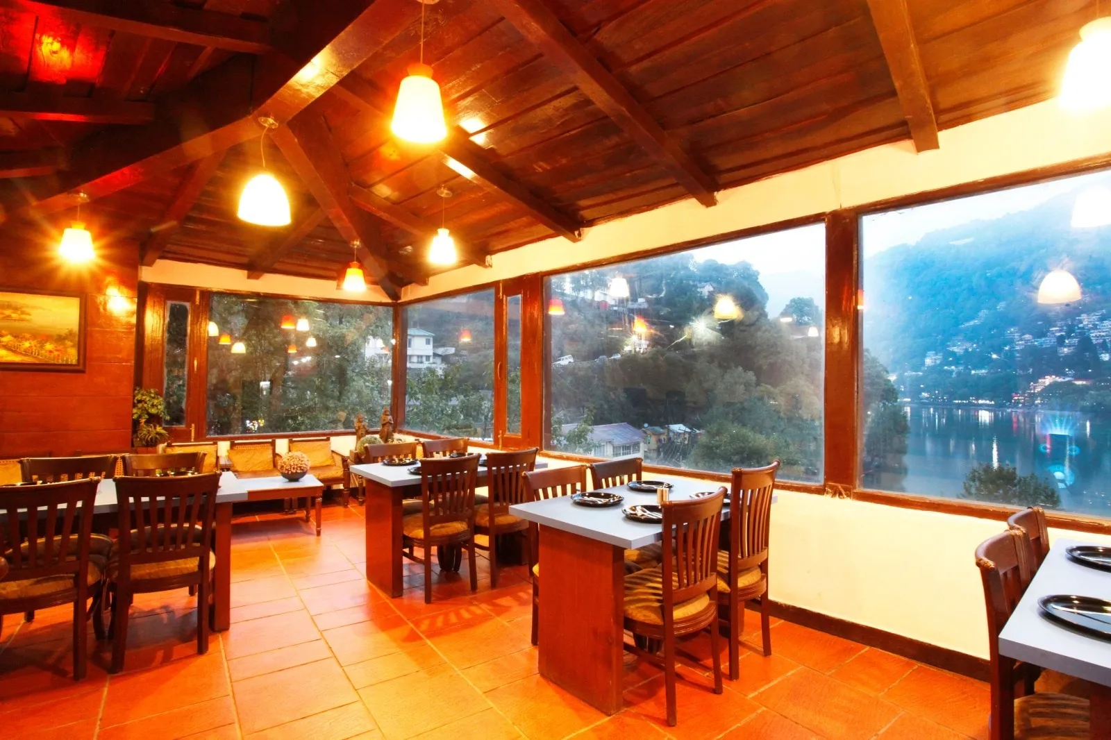 Manu Maharani Regency By Royal Collection Hotels Restaurant