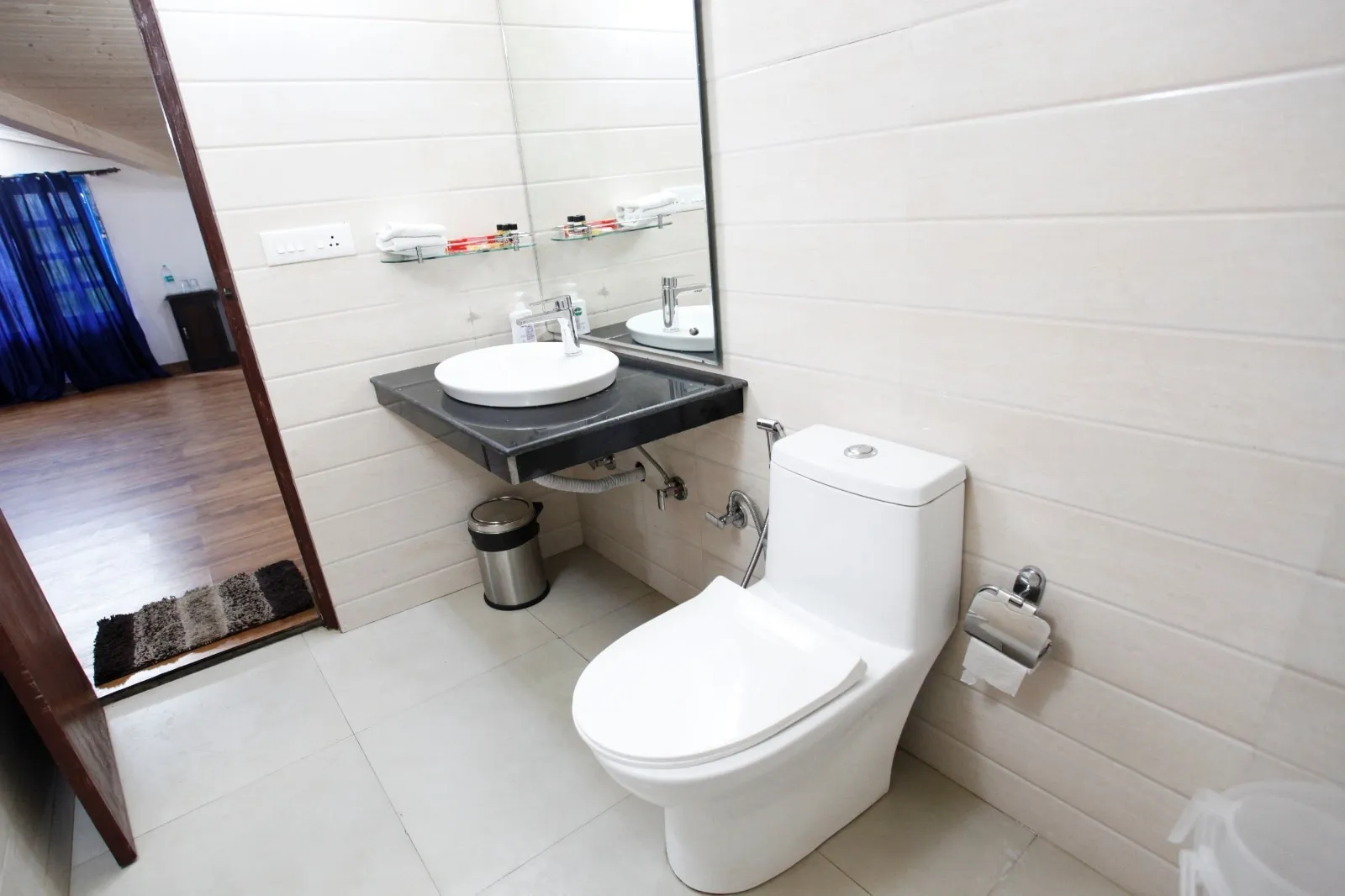 Manu Maharani Regency By Royal Collection Hotels Room