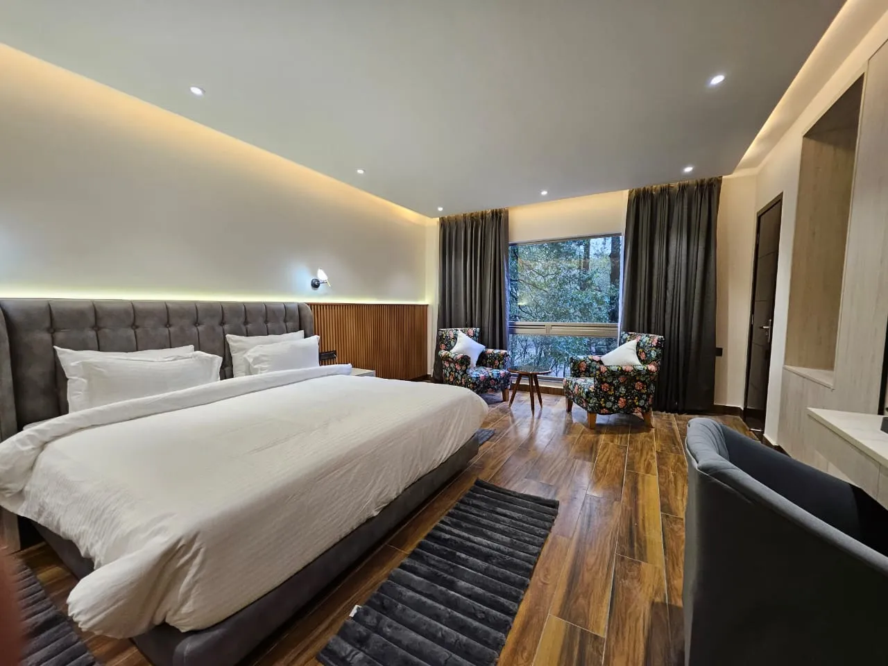 The Emerald by DLS Hotels, Nainital Room