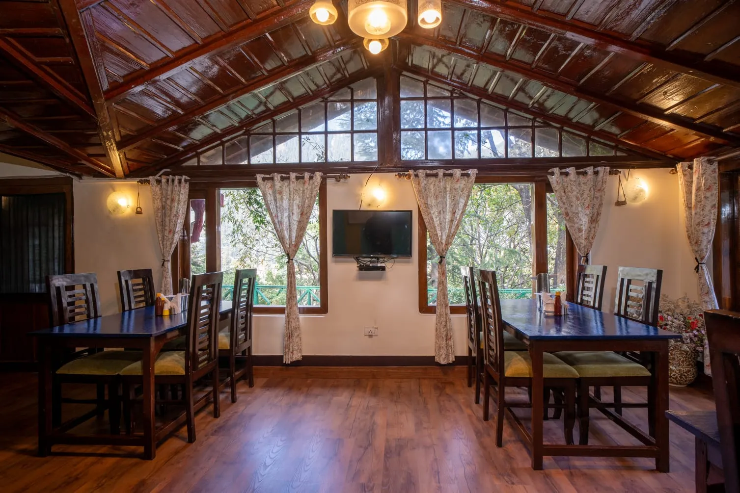 The Hive Cottage By Royal Collection Hotels Restaurant