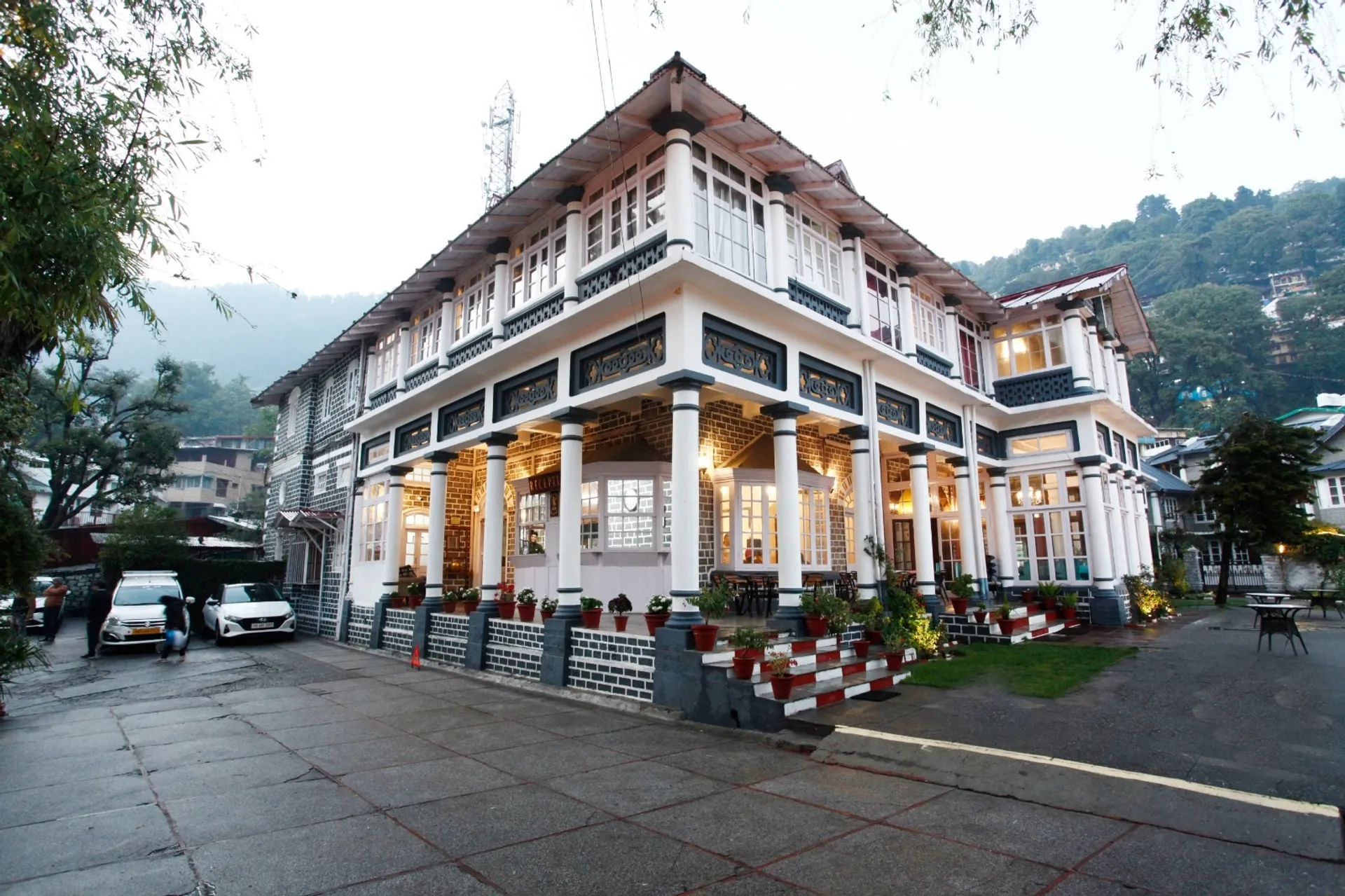The Palace Belvedere (walkable distance from Mall Road) Parking