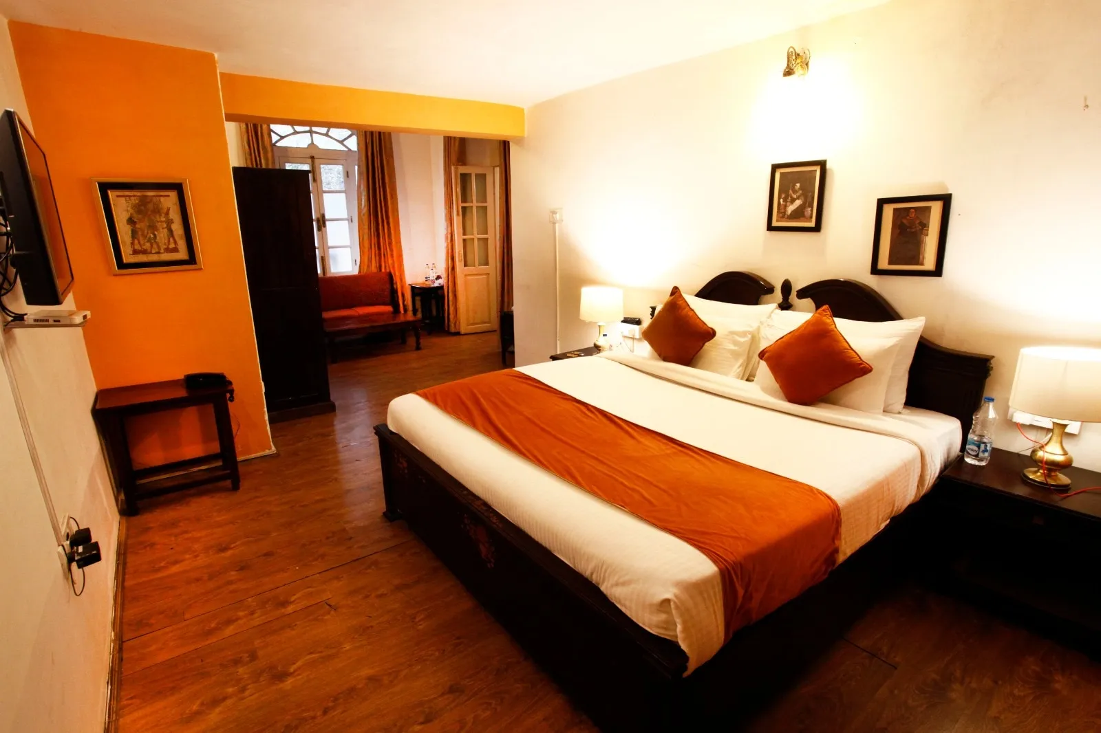 The Palace Belvedere (walkable distance from Mall Road) Room