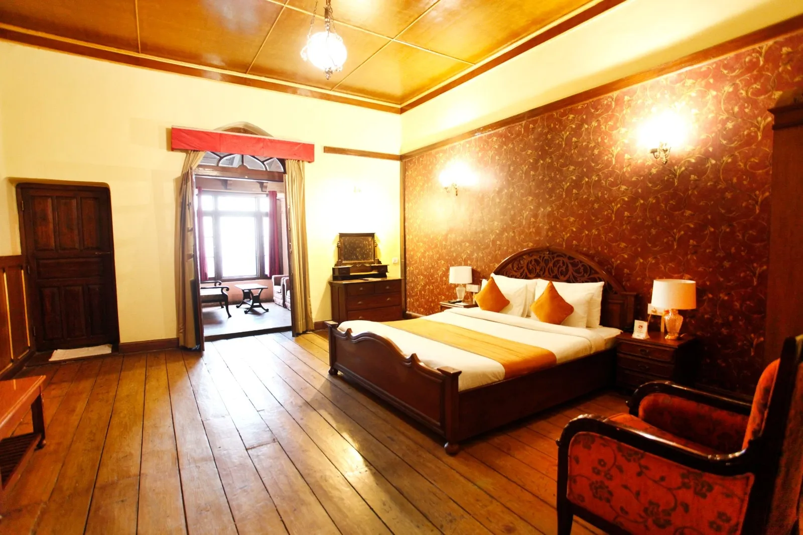 The Palace Belvedere (walkable distance from Mall Road) Room