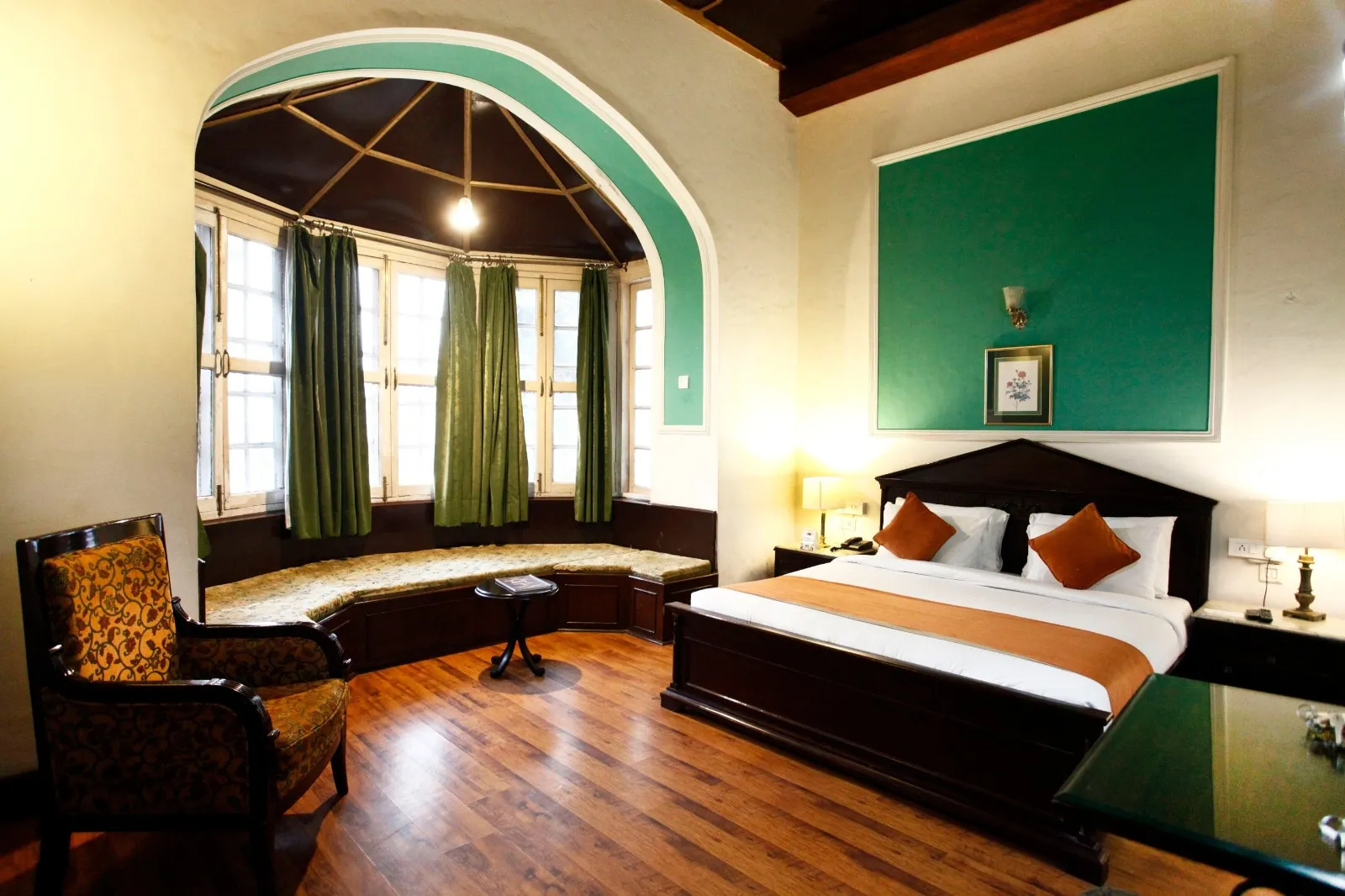 The Palace Belvedere (walkable distance from Mall Road) Room