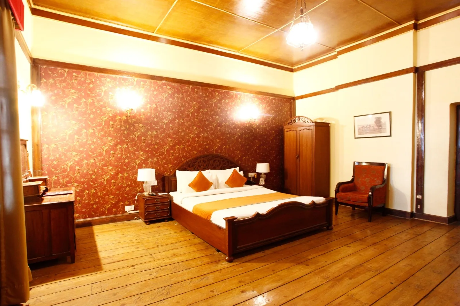 The Palace Belvedere (walkable distance from Mall Road) Room