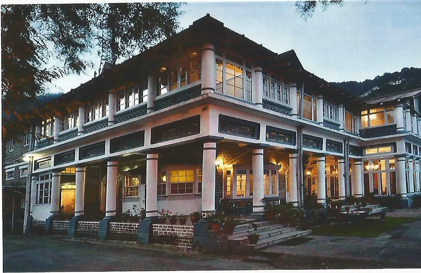 The Palace Belvedere (walkable distance from Mall Road) Room
