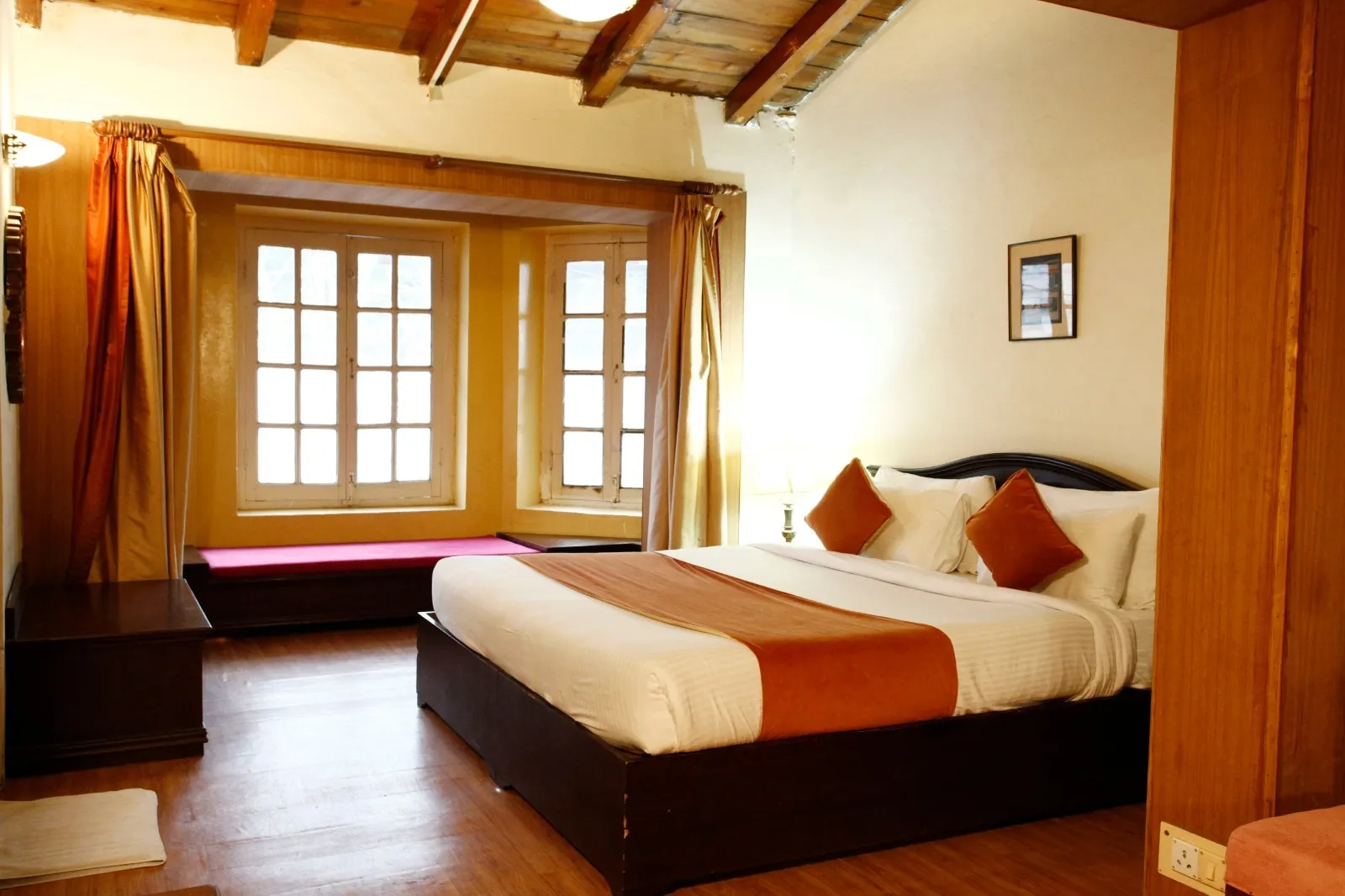 The Palace Belvedere (walkable distance from Mall Road) Room