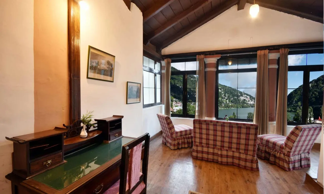 The Palace Belvedere (walkable distance from Mall Road) Room