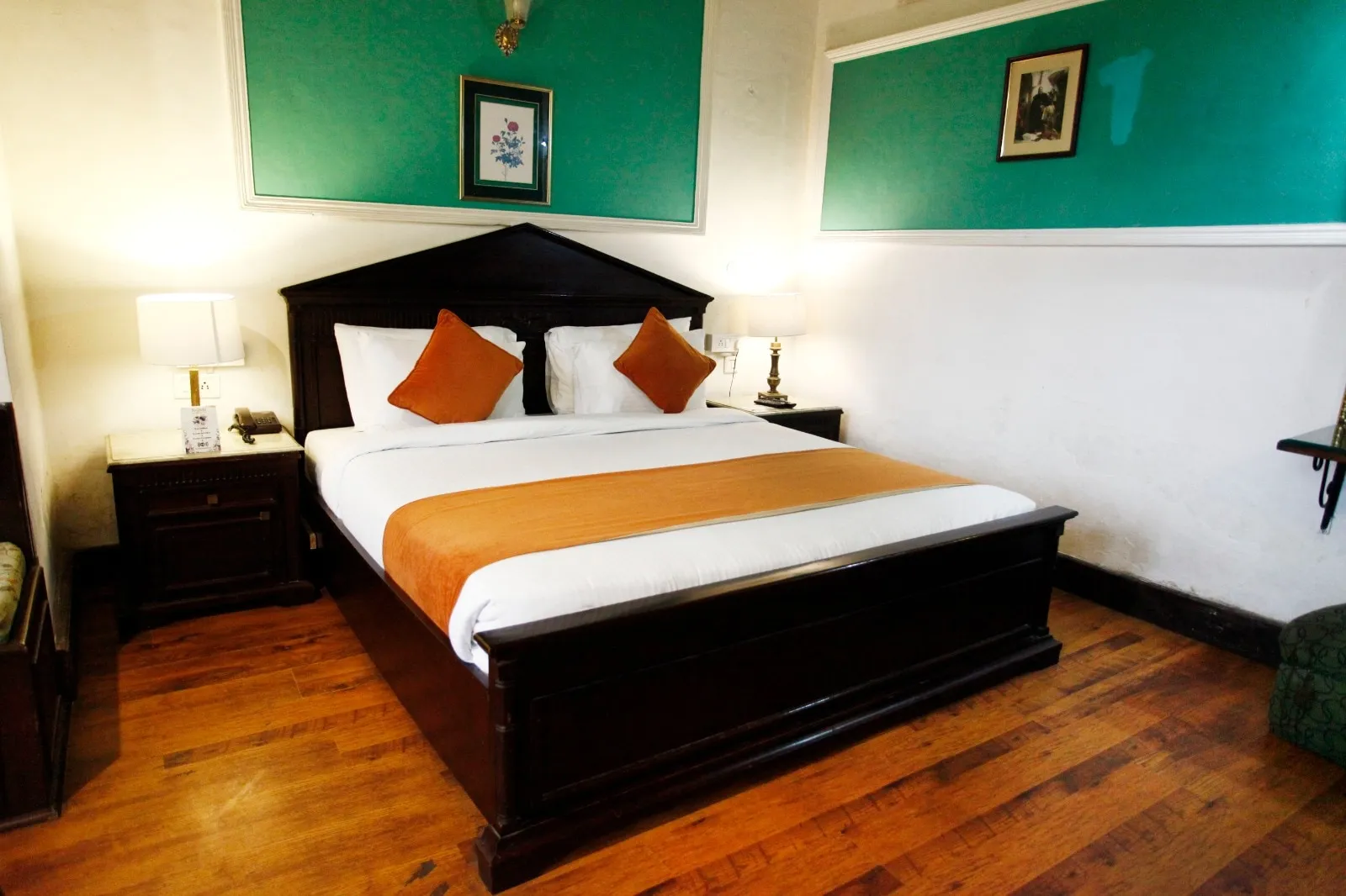 The Palace Belvedere (walkable distance from Mall Road) Room