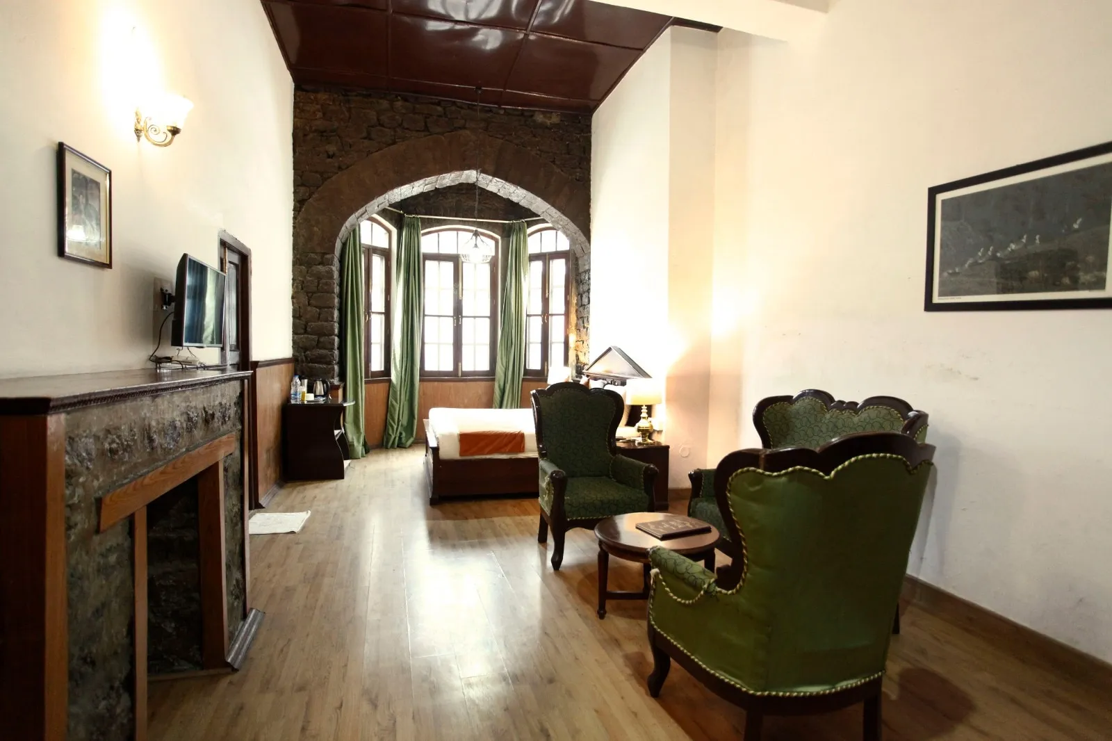 The Palace Belvedere (walkable distance from Mall Road) Room