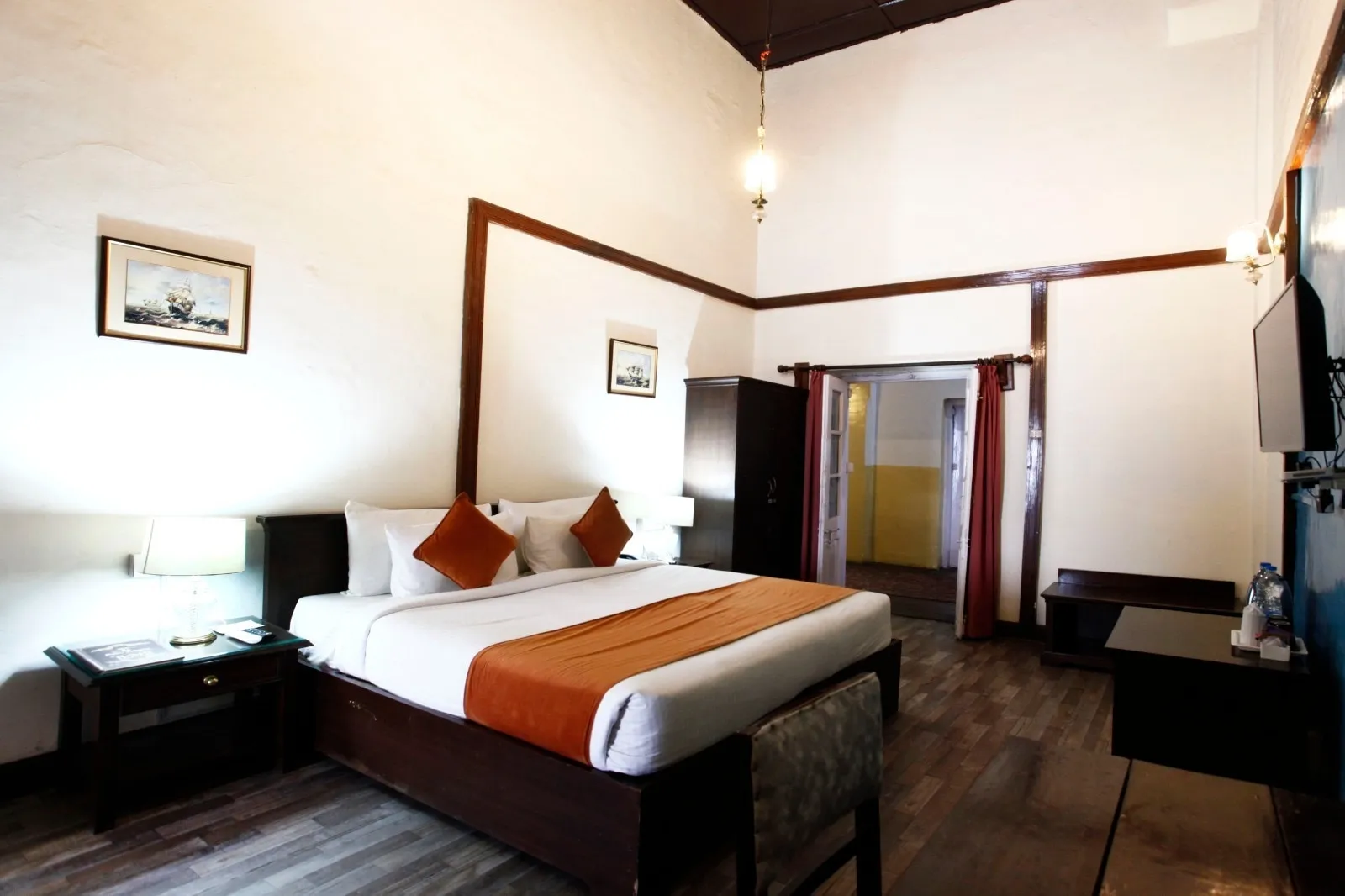 The Palace Belvedere (walkable distance from Mall Road) Room