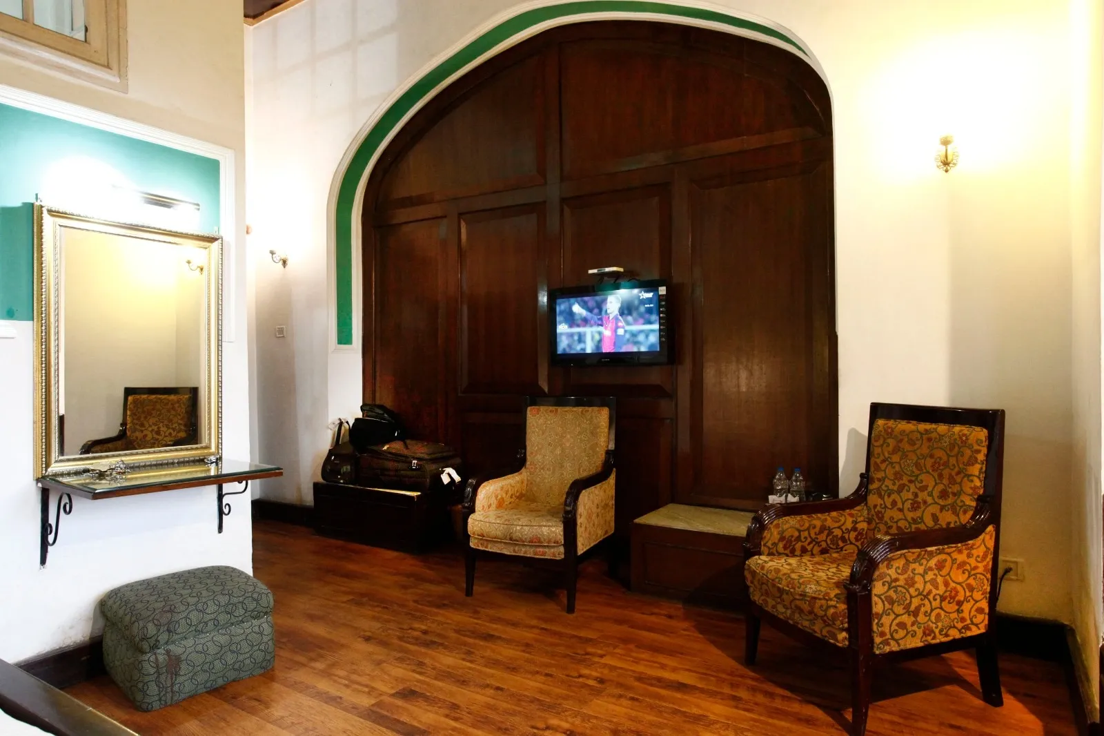 The Palace Belvedere (walkable distance from Mall Road) Room