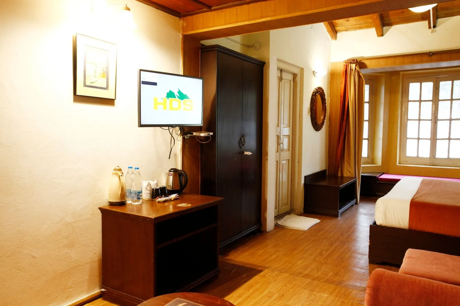 The Palace Belvedere (walkable distance from Mall Road) Room