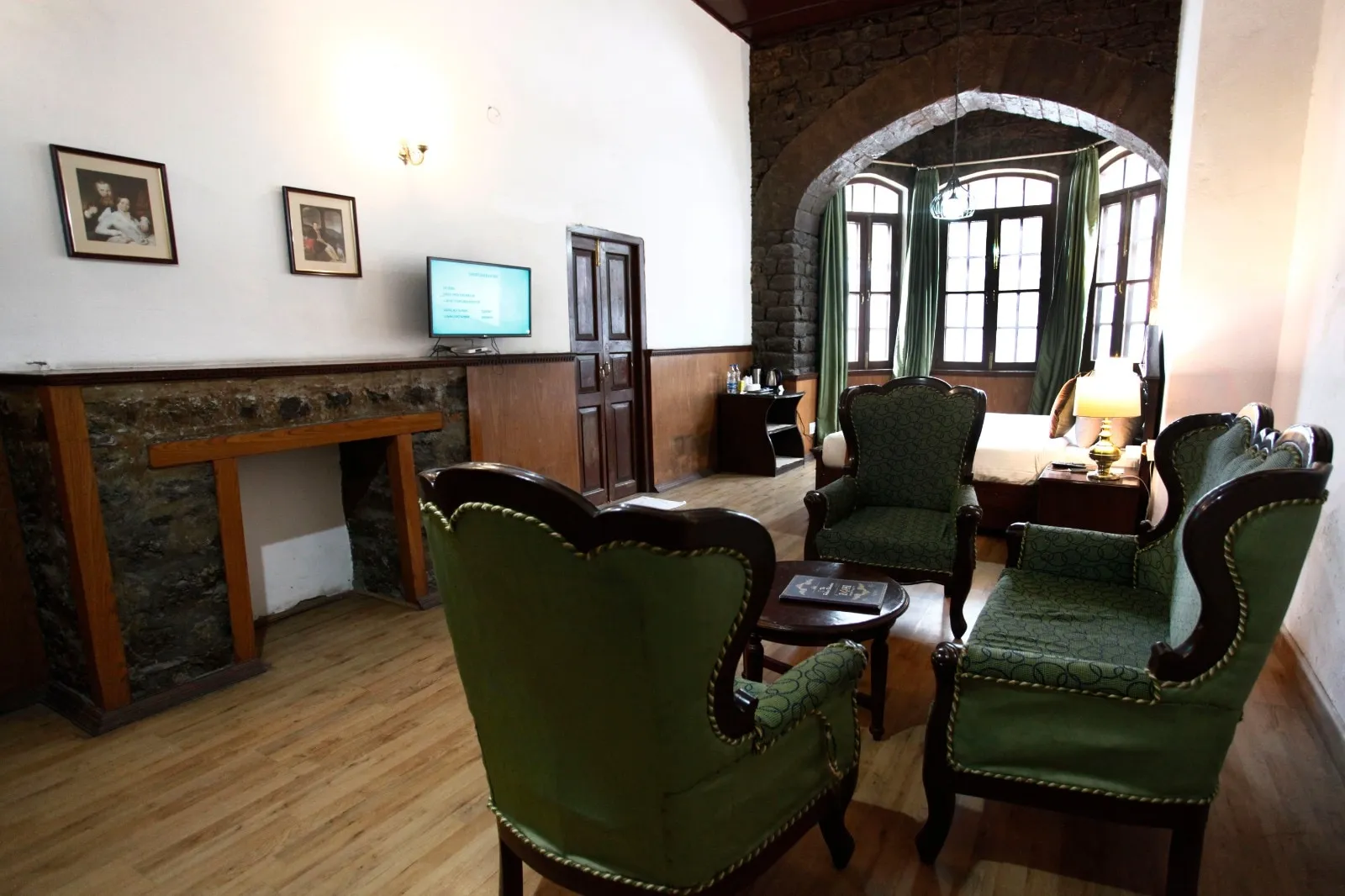 The Palace Belvedere (walkable distance from Mall Road) Room