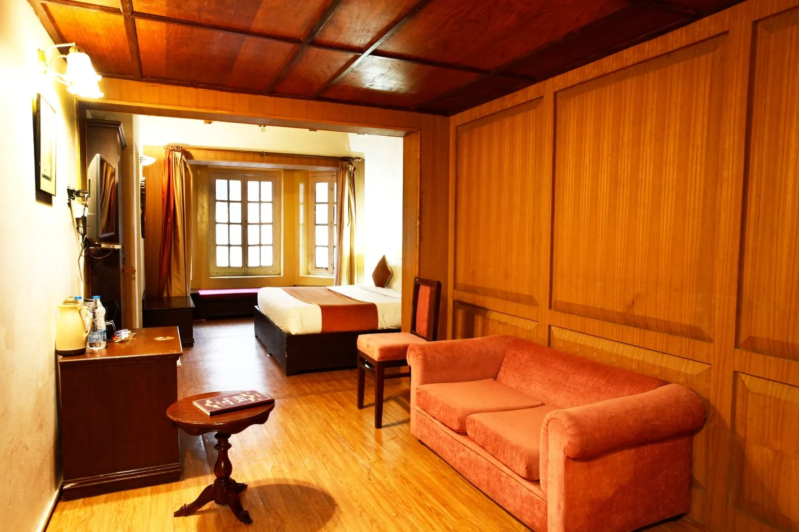 The Palace Belvedere (walkable distance from Mall Road) Room