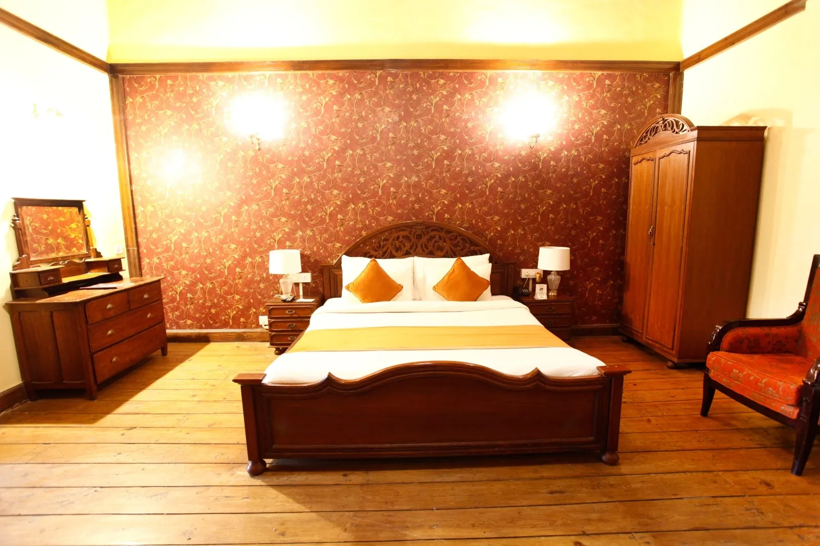The Palace Belvedere (walkable distance from Mall Road) Room