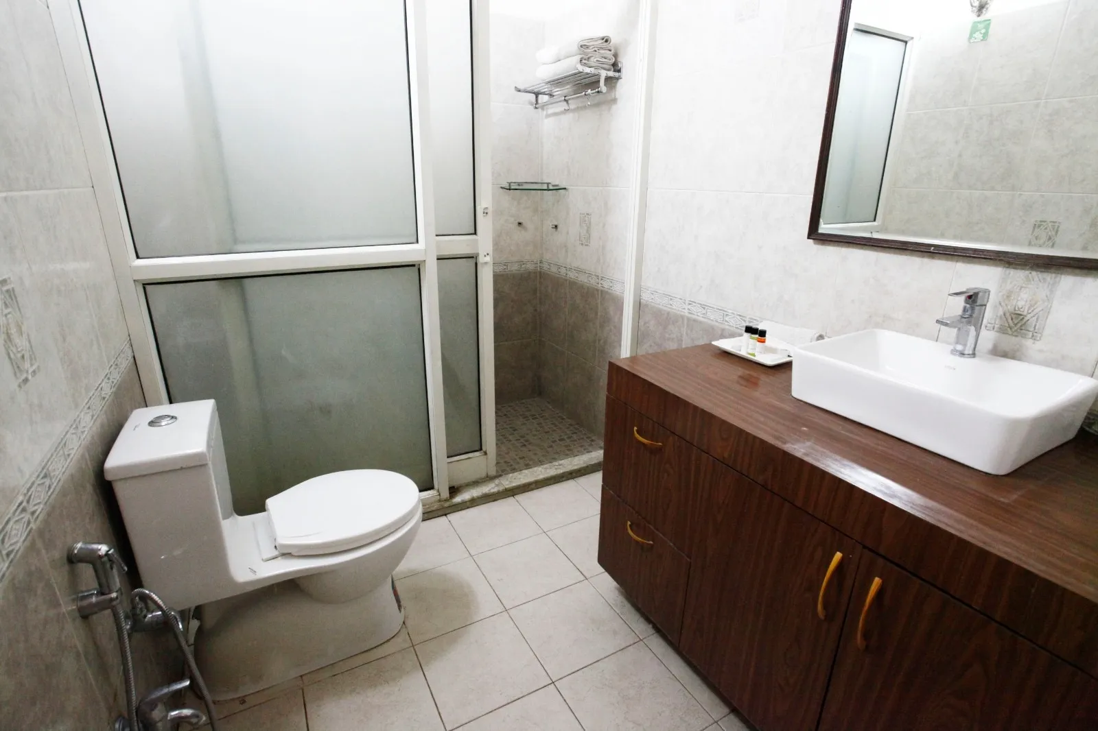 The Palace Belvedere (walkable distance from Mall Road) Washroom