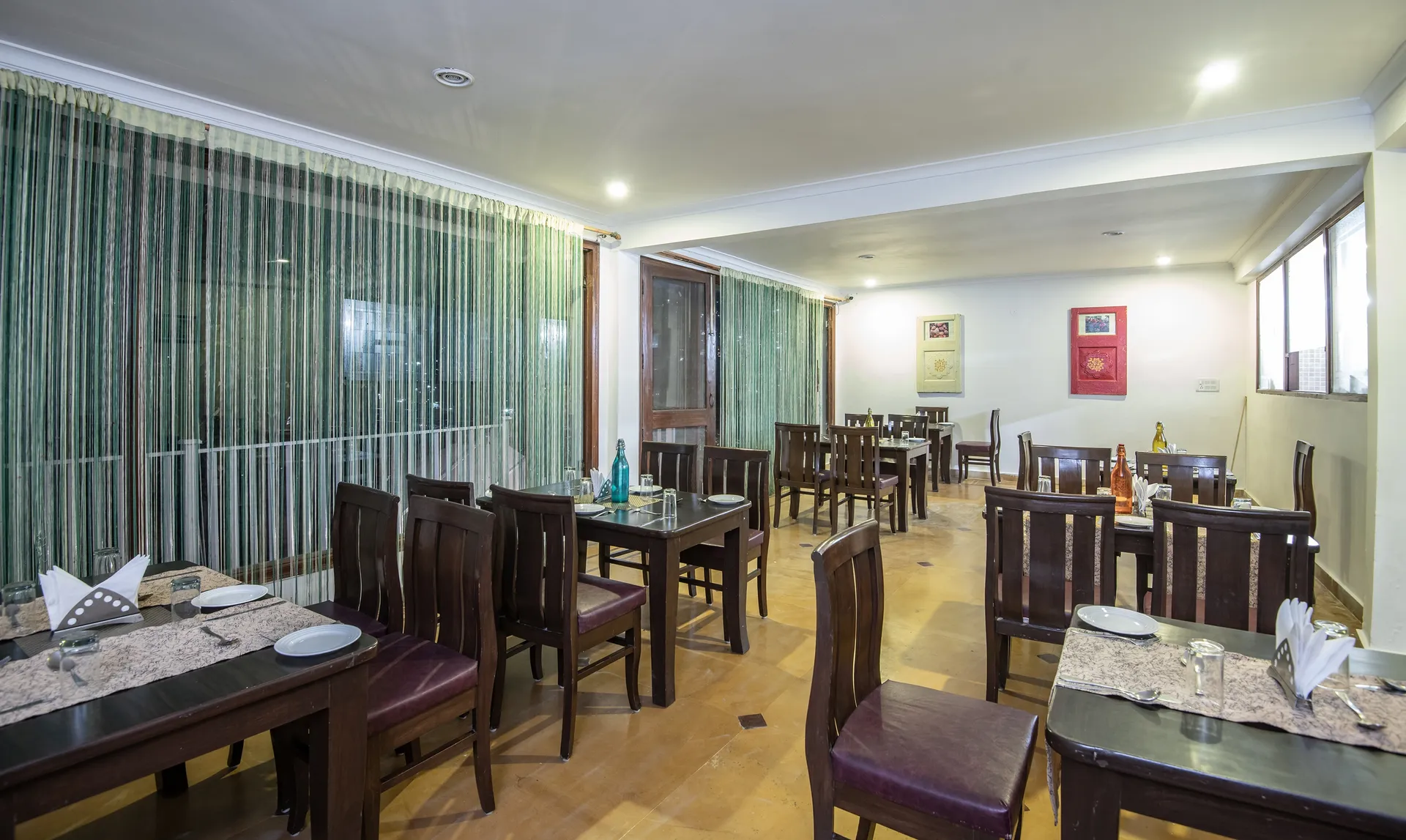 Xomotel Bungalow Krishanya | Rooms & Wi-Fi Dining Area