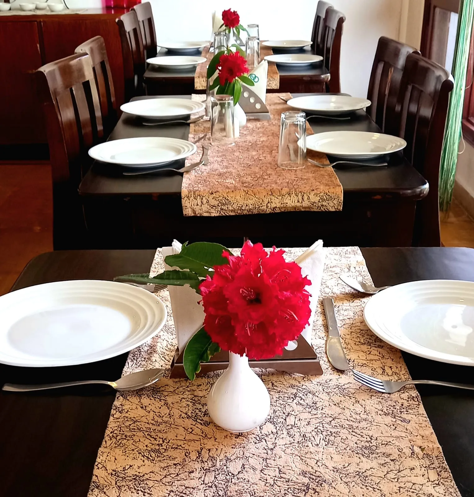 Xomotel Bungalow Krishanya | Rooms & Wi-Fi Dining Area