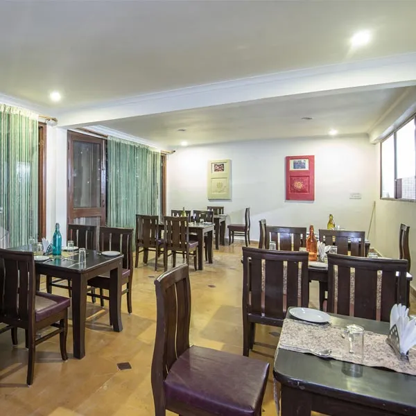 Xomotel Bungalow Krishanya | Rooms & Wi-Fi Dining Area