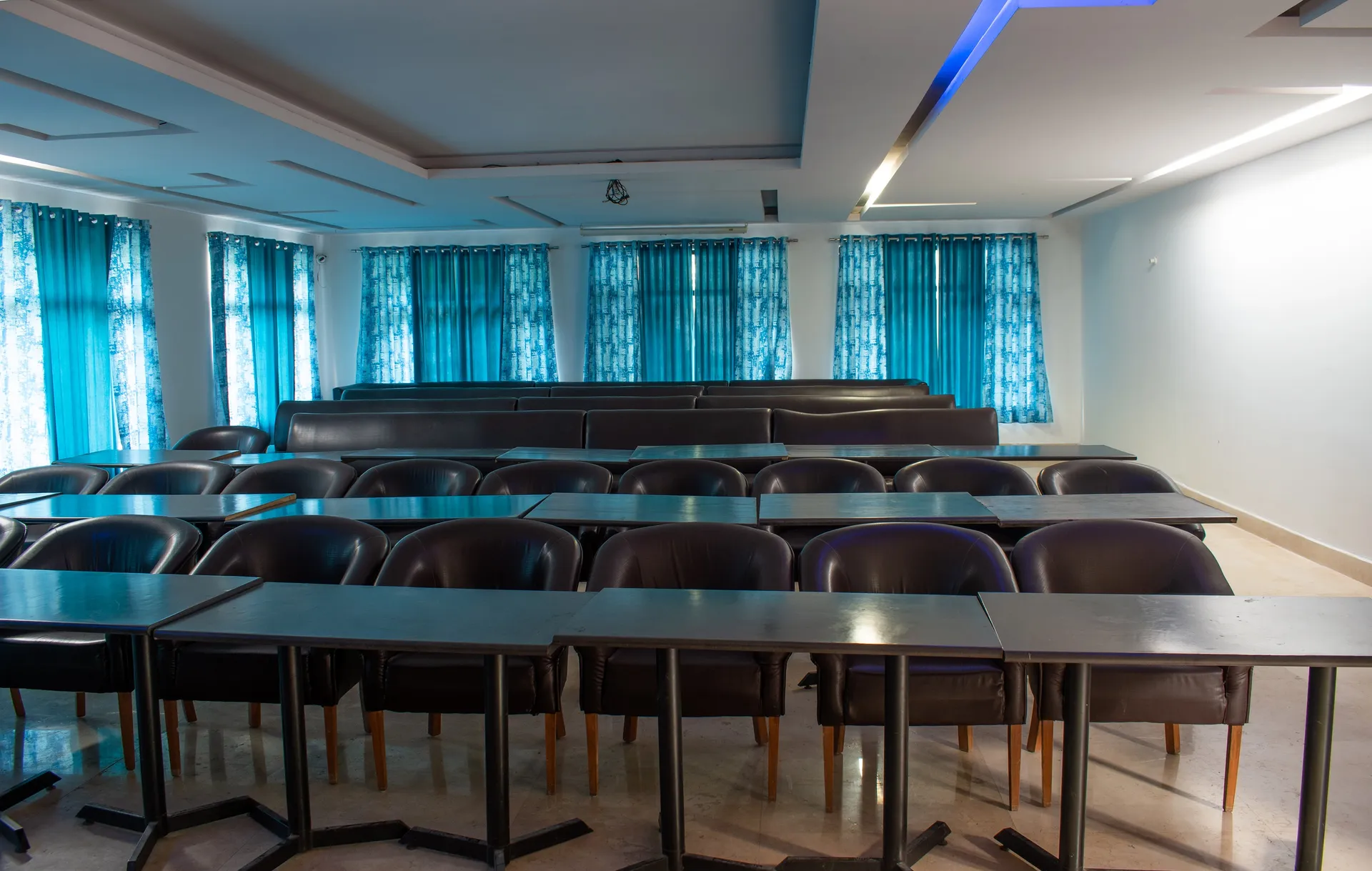 Vaapi Comfort Inn (A Unit Of SAM Hotels) Conference Room