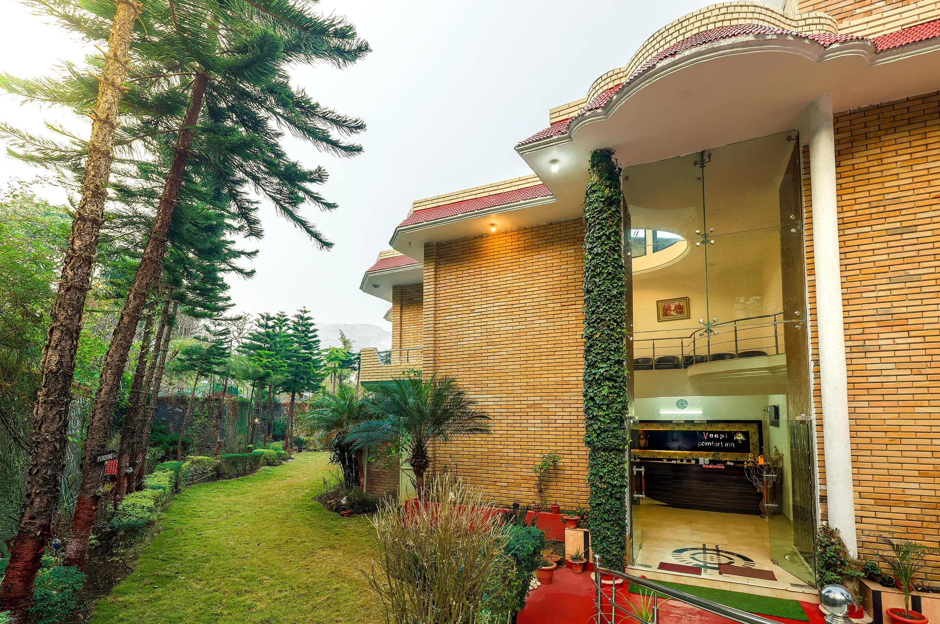 Vaapi Comfort Inn (A Unit Of SAM Hotels) Entrance