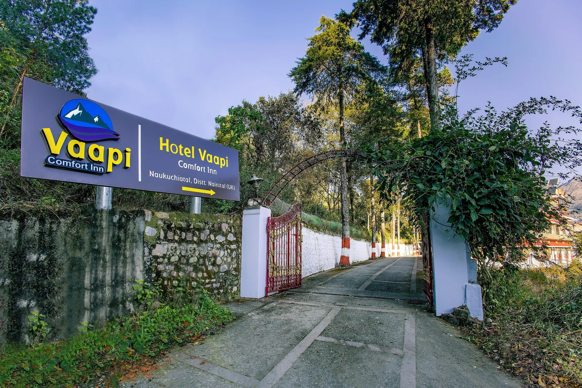 Vaapi Comfort Inn (A Unit Of SAM Hotels) Entrance