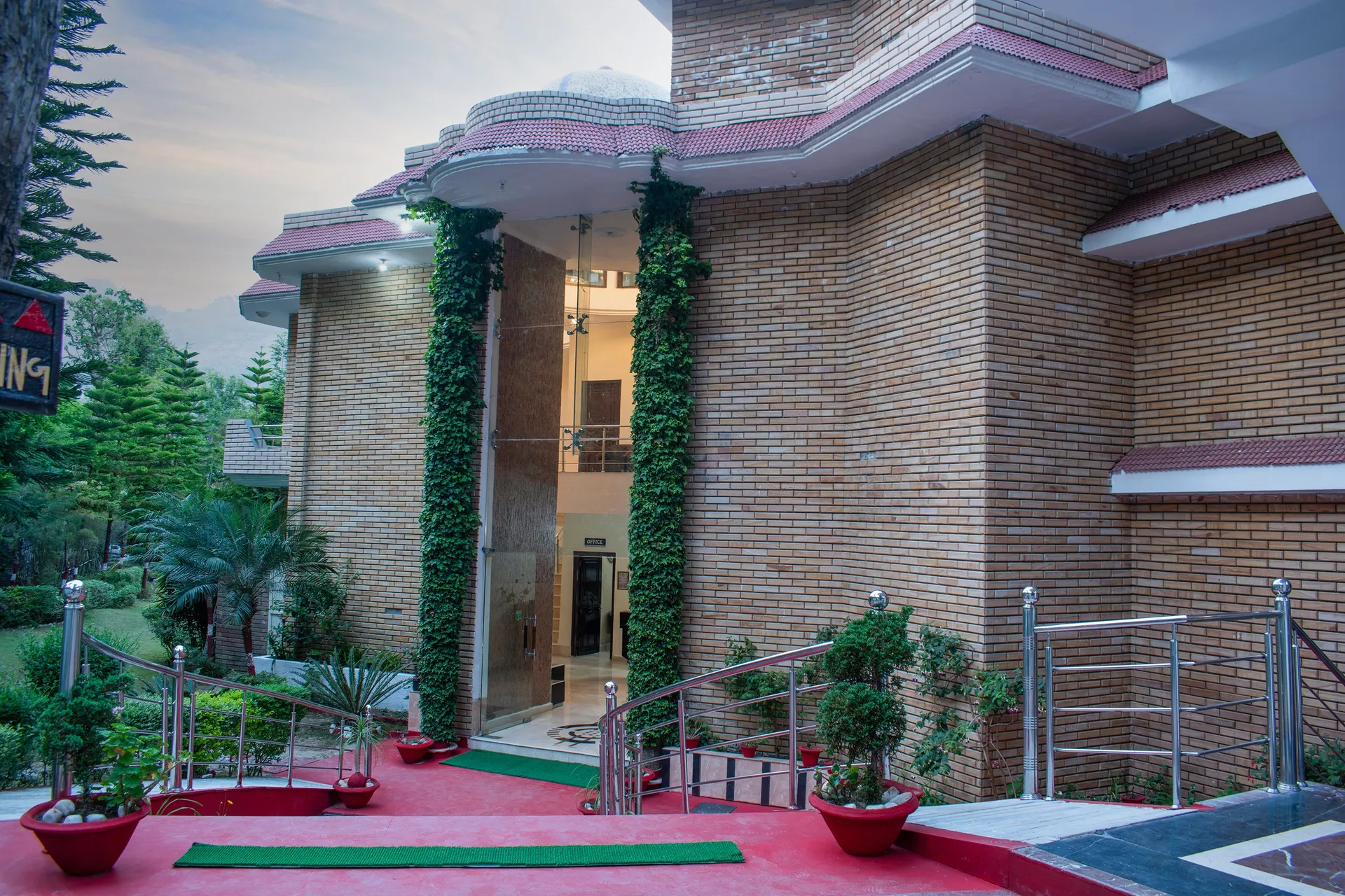 Vaapi Comfort Inn (A Unit Of SAM Hotels) Facade