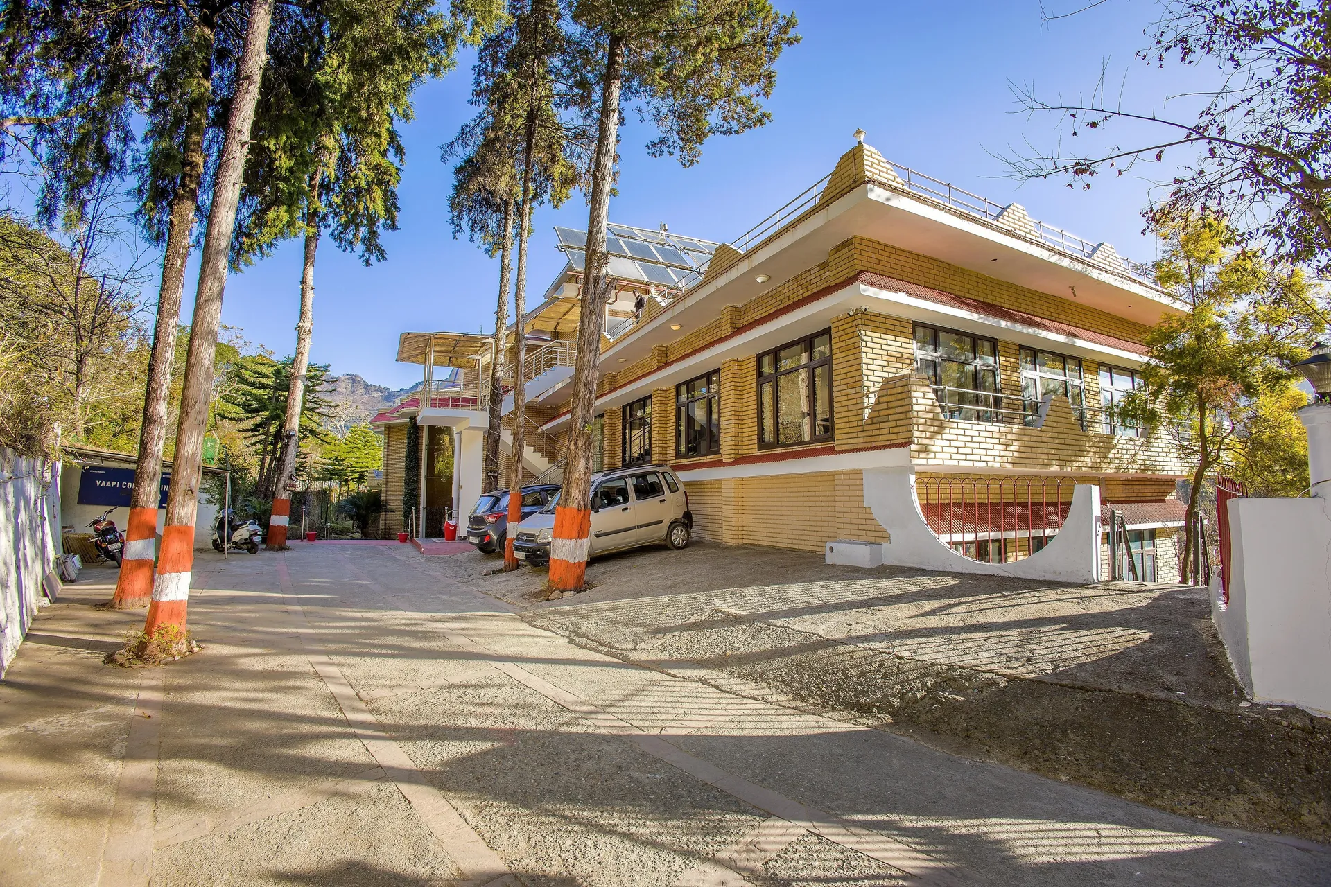 Vaapi Comfort Inn (A Unit Of SAM Hotels) Parking
