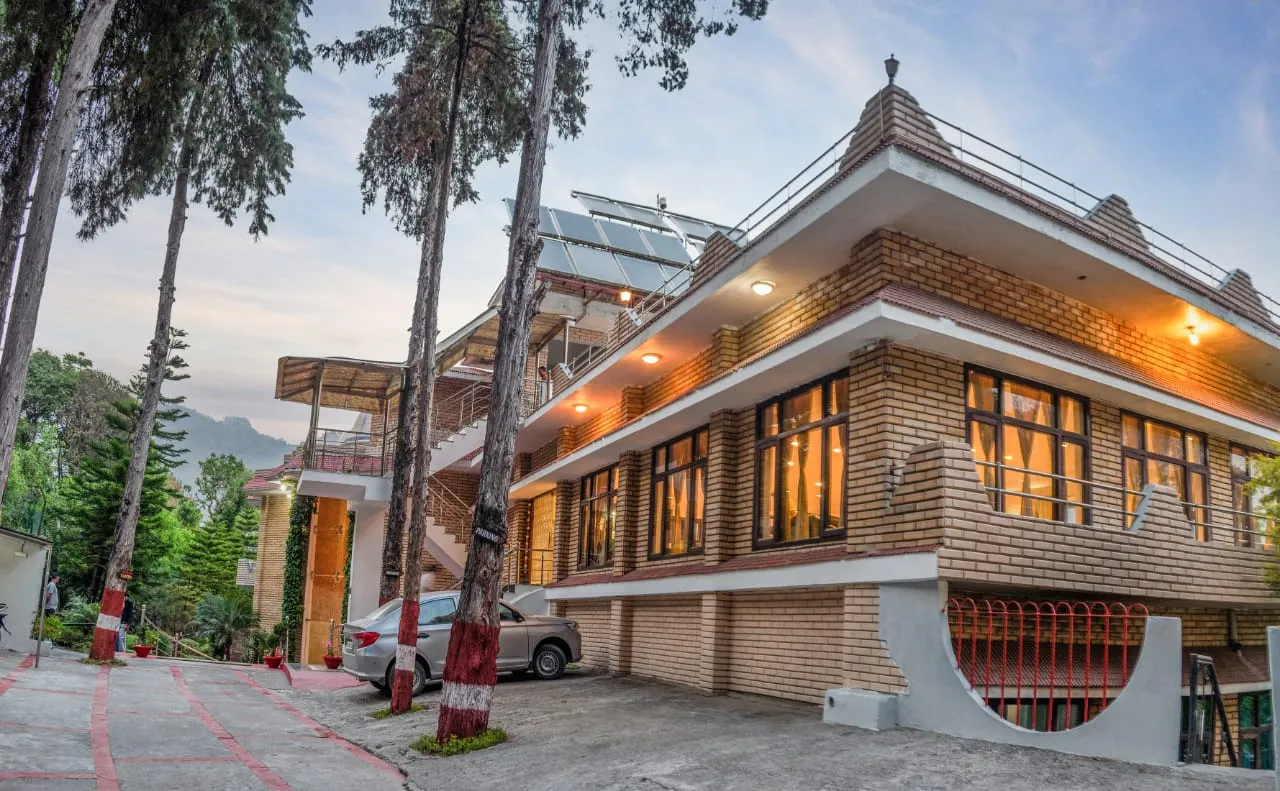 Vaapi Comfort Inn (A Unit Of SAM Hotels) Parking