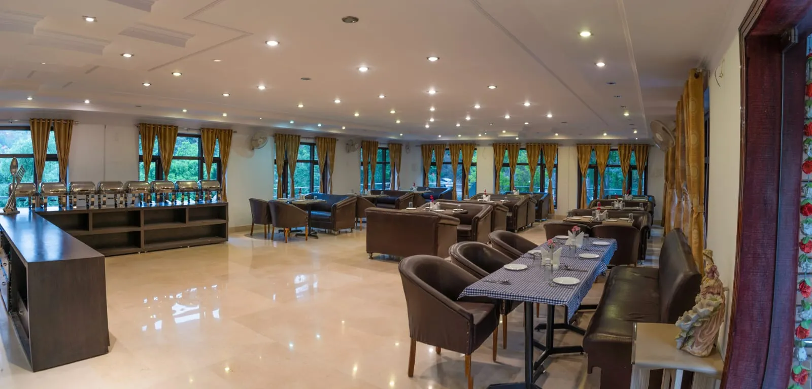 Vaapi Comfort Inn (A Unit Of SAM Hotels) Restaurant