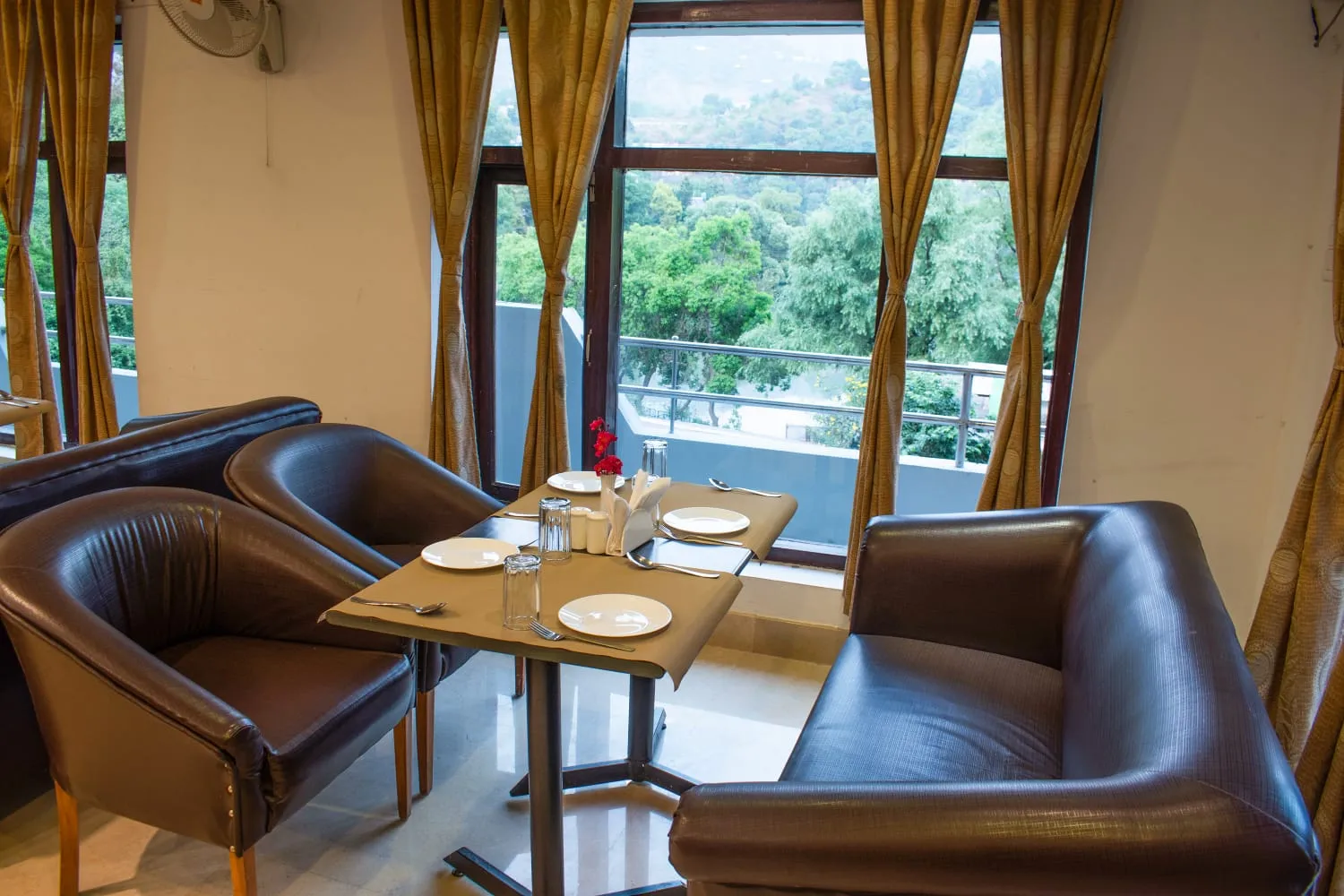 Vaapi Comfort Inn (A Unit Of SAM Hotels) Restaurant