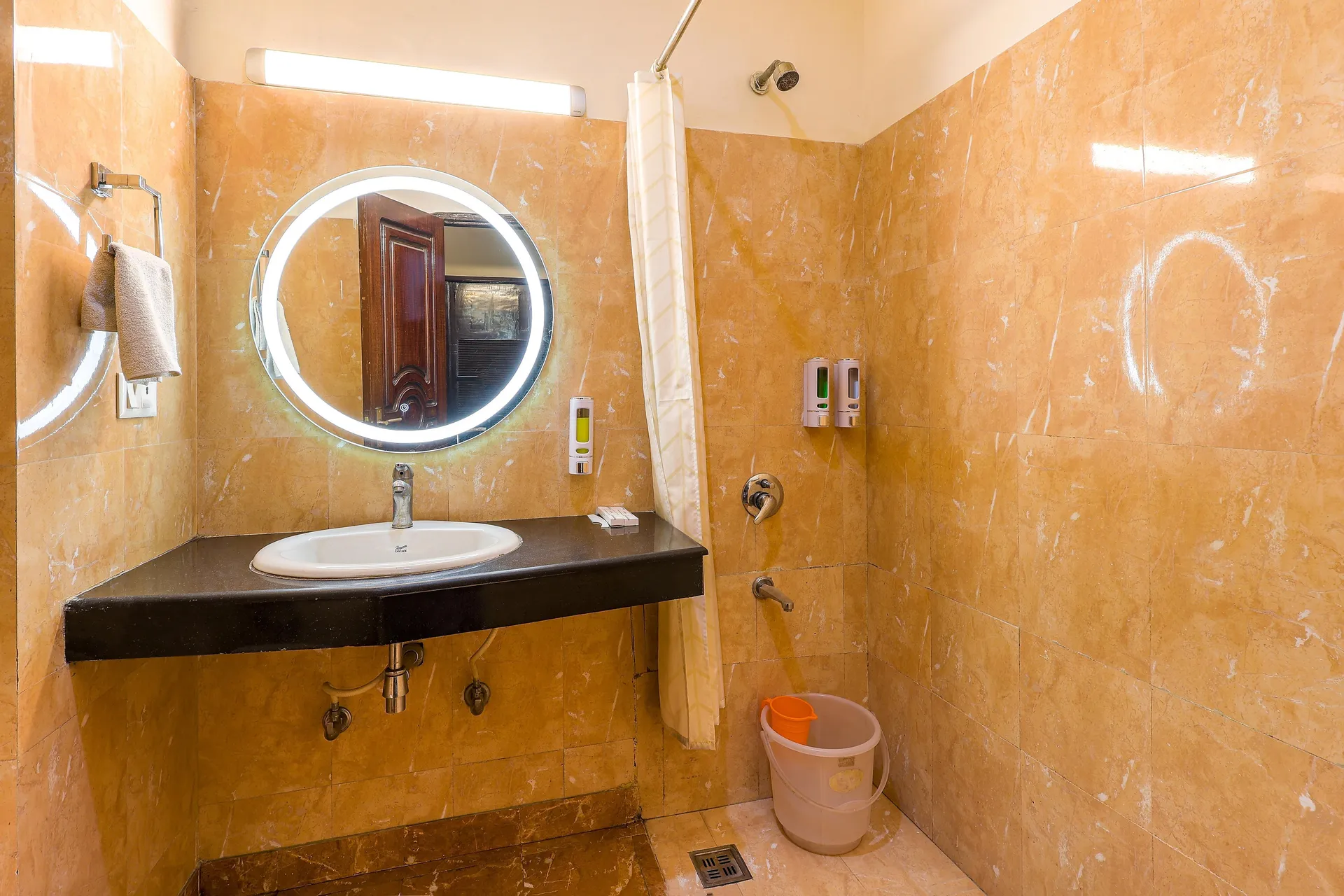Vaapi Comfort Inn (A Unit Of SAM Hotels) Room