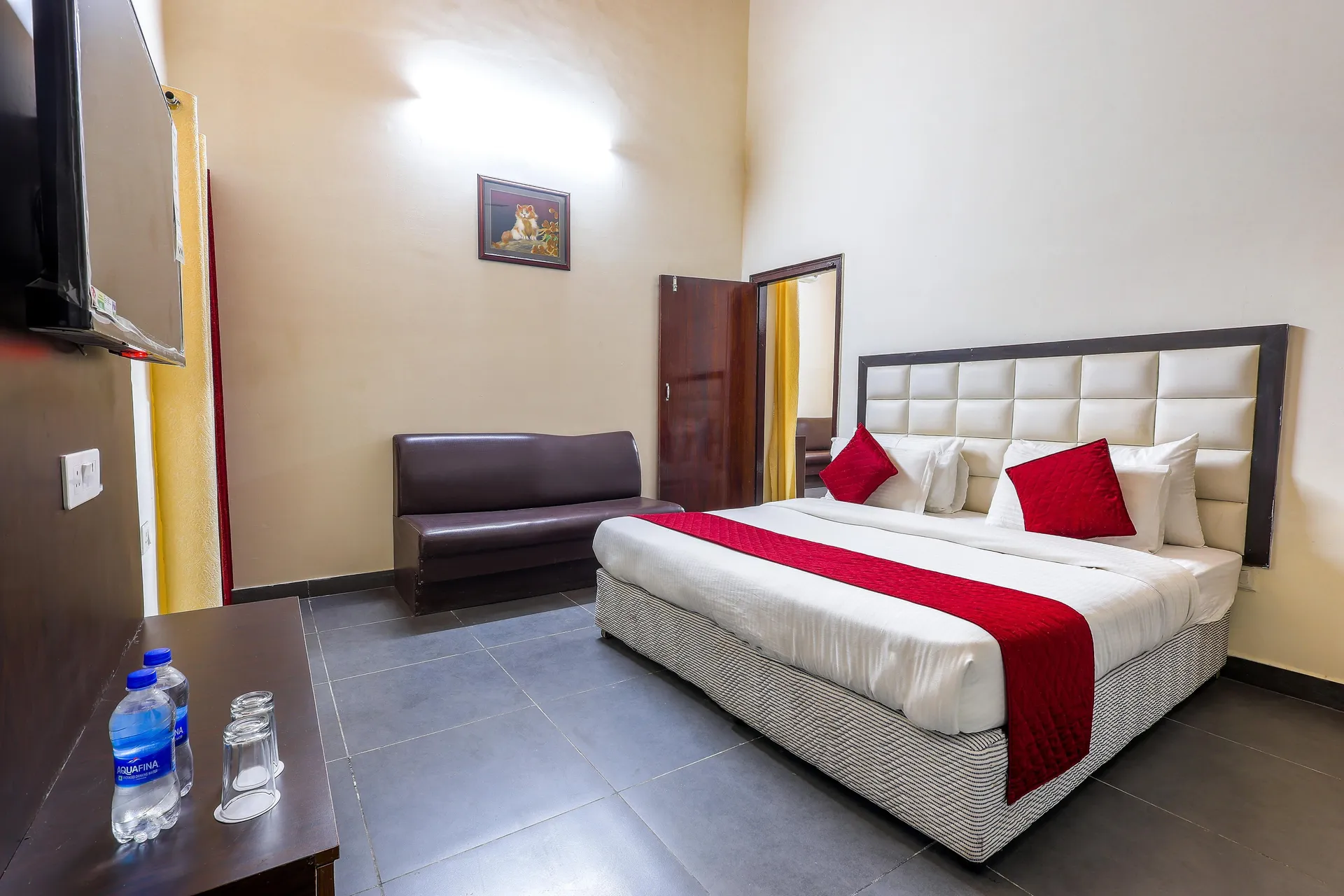 Vaapi Comfort Inn (A Unit Of SAM Hotels) Room