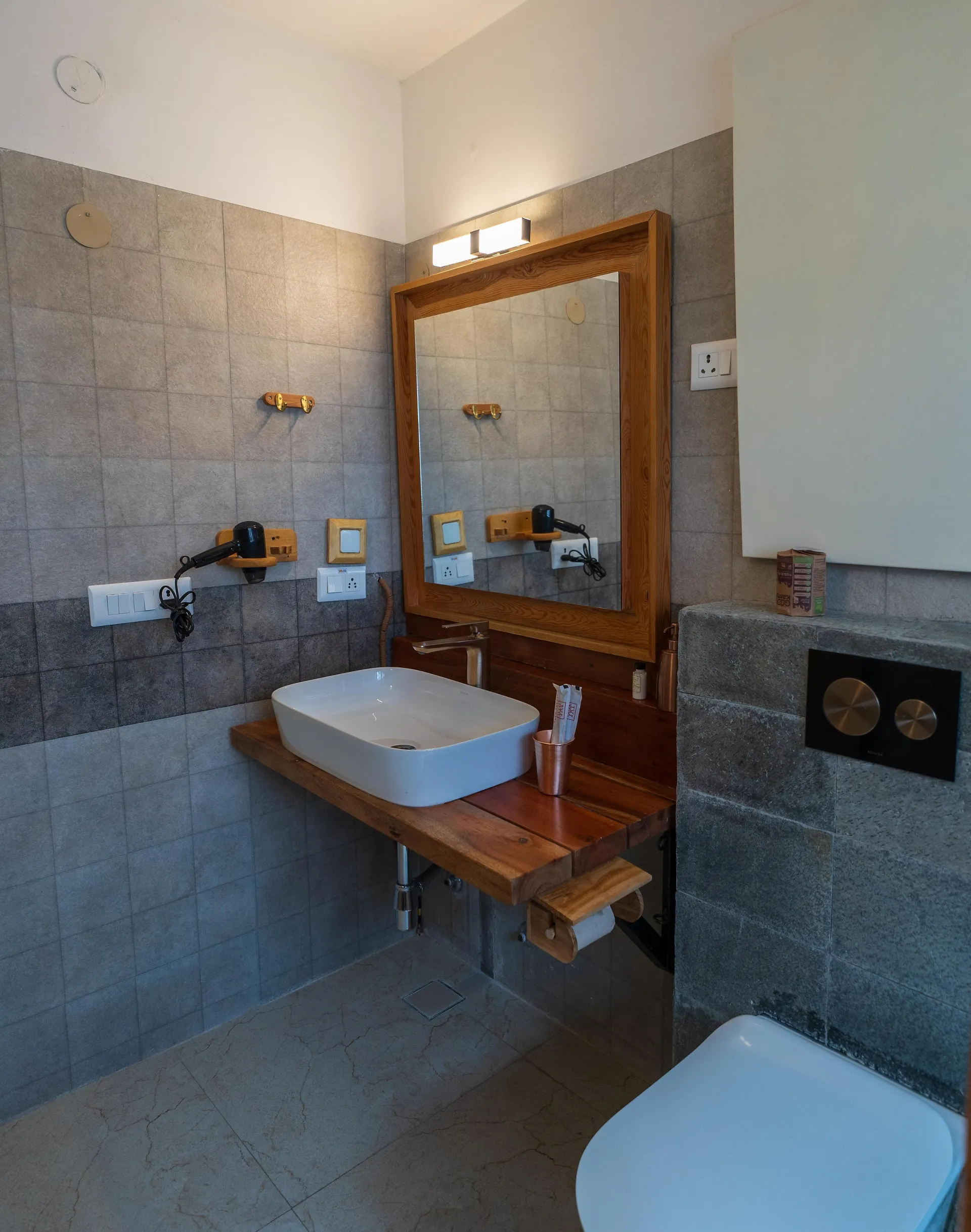 Lchang Nang  Retreat- The House of Trees Washroom