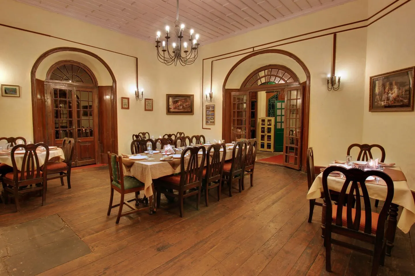 Hotel Chevron Rosemount, Ranikhet Restaurant