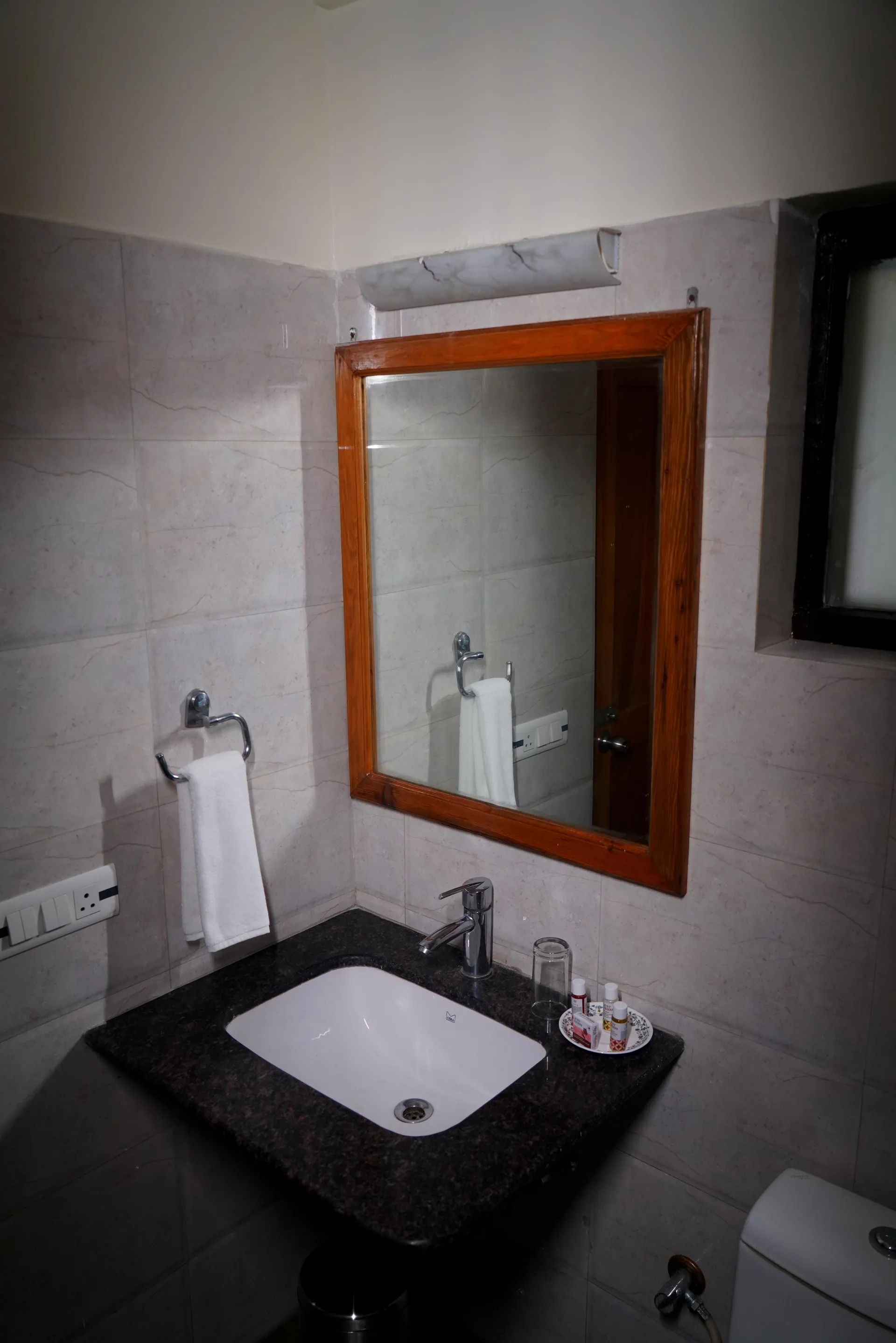 The Dharmas Resort Ranikhet Bathroom