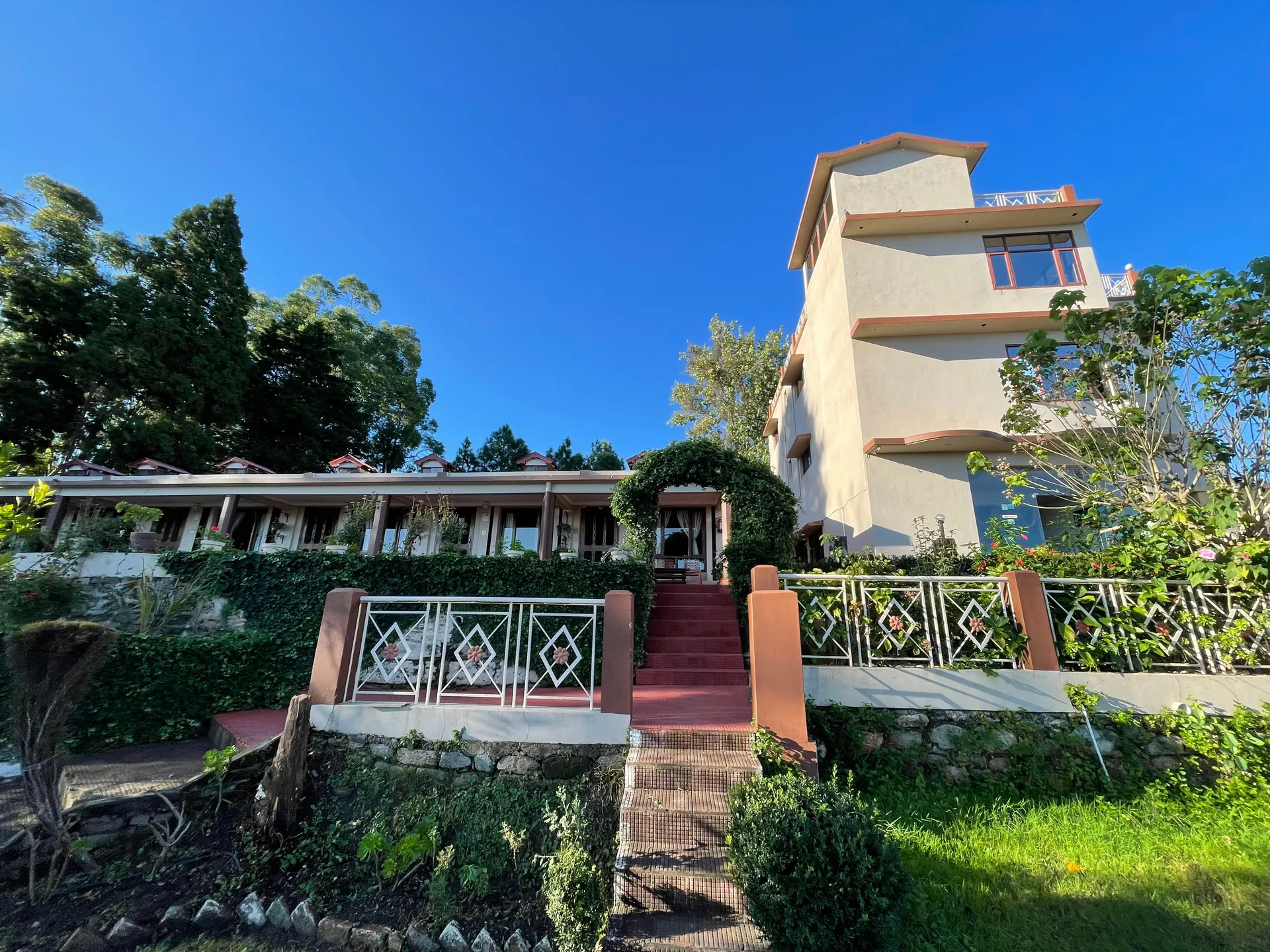 Xomotel- Ranikhet Heights Facade
