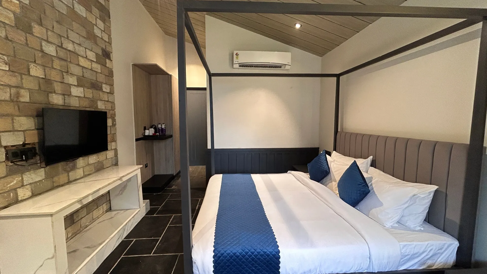 DLS Divine Resort and Spa Room
